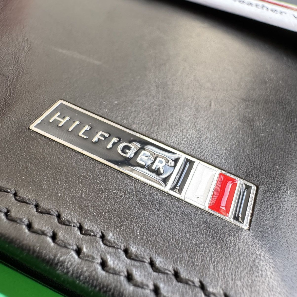 Tommy Hilfiger × Vintage Tommy Hilfiger Black Genuine Leather Bi-Fold Wallet Size ONE SIZE - 2 Thumbnail