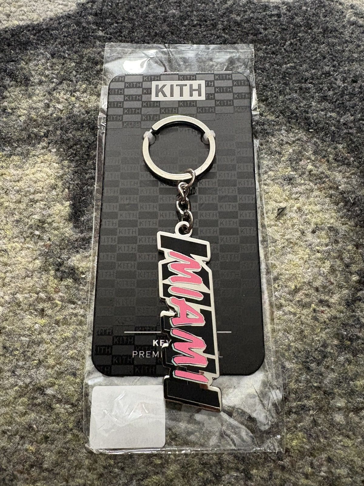 kith spider-man キーホルダー Kith Kith X Spider-Man 60th Anniversary Key Chain | Grailed