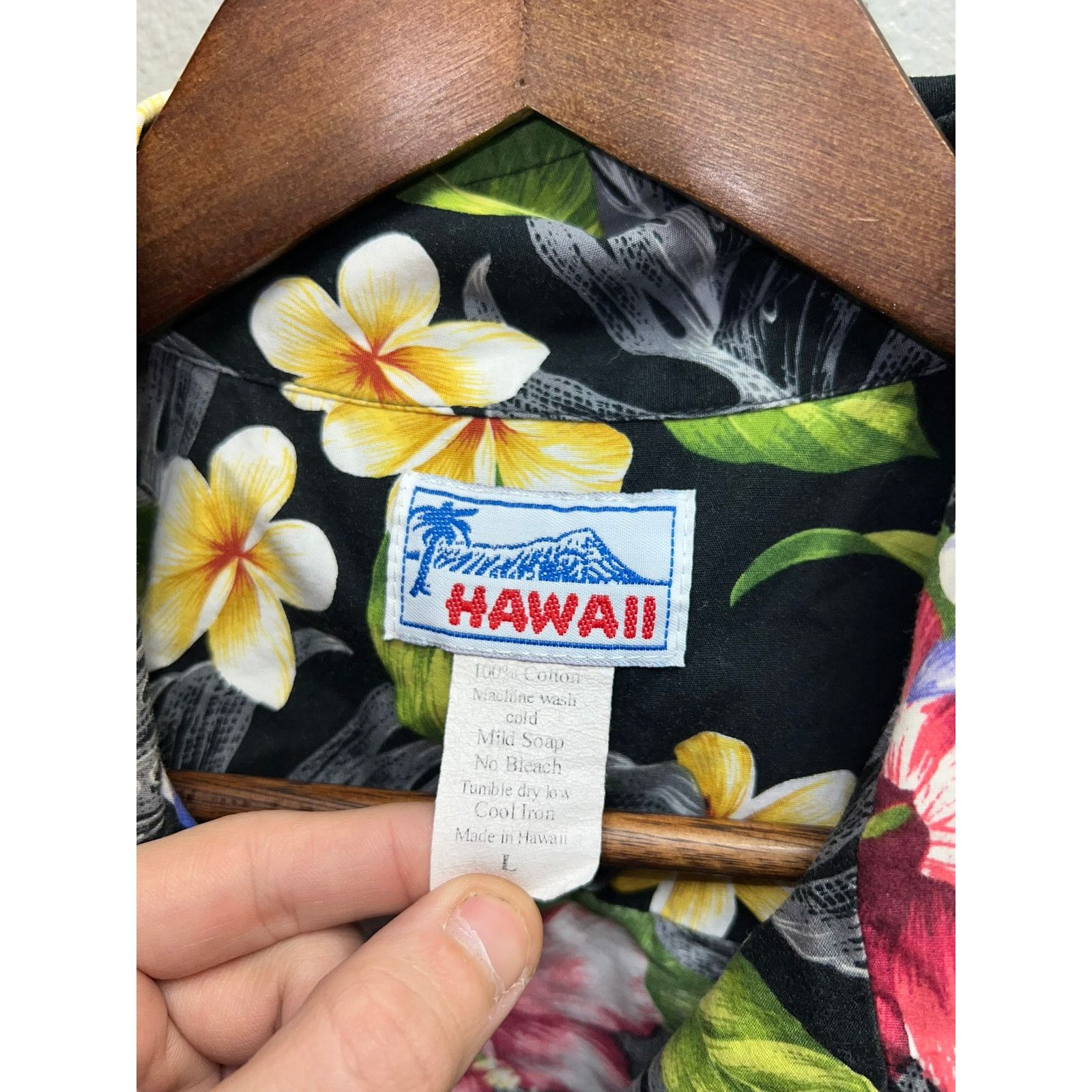 Vintage Vintage Hawaii Button Down Shirt Hawaiian Black Floral Tee Size US L / EU 52-54 / 3 - 8 Thumbnail