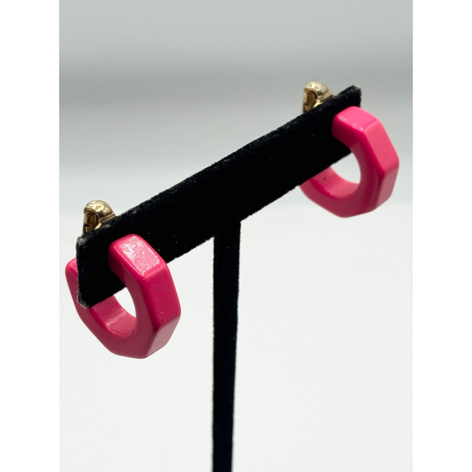Vintage Vintage hot pink lucite hoop clip on earrings Size ONE SIZE - 2 Thumbnail