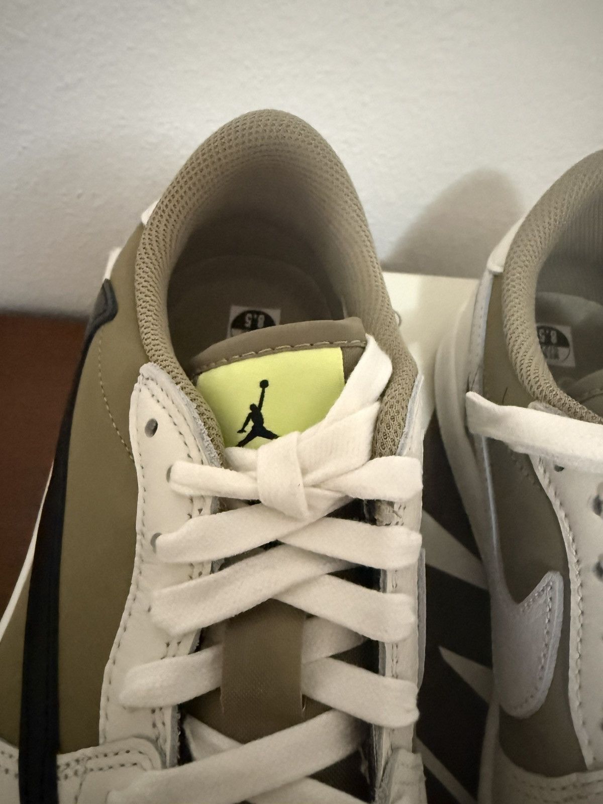 Jordan Brand × Travis Scott Travis Scott Jordan 1 Low Golf Neutral Olive Size US 8.5 / EU 41-42 - 4 Thumbnail
