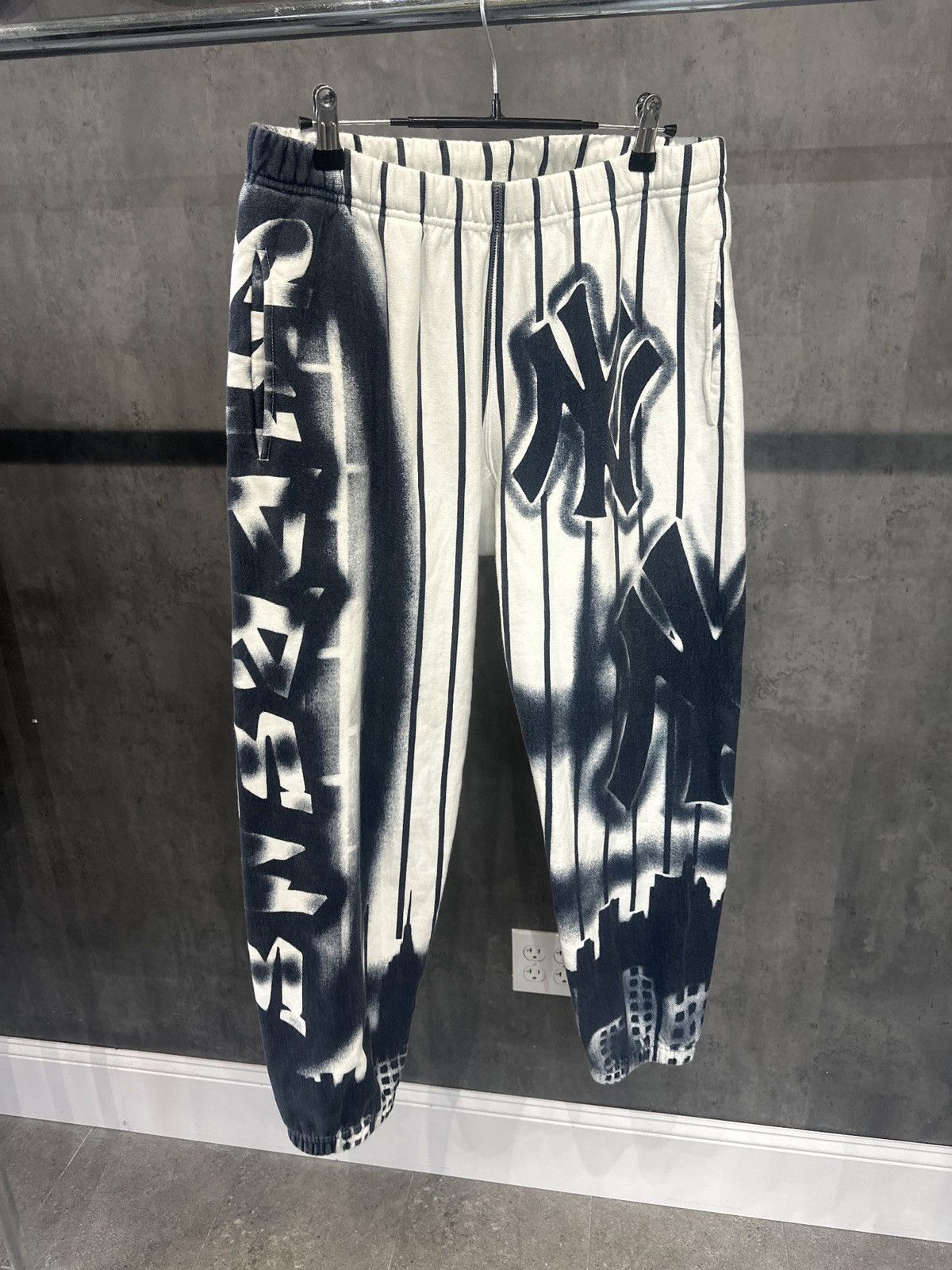 MLB × Supreme SUPREME YANKEES SWEATPANTS Size US 27 - 1 Thumbnail