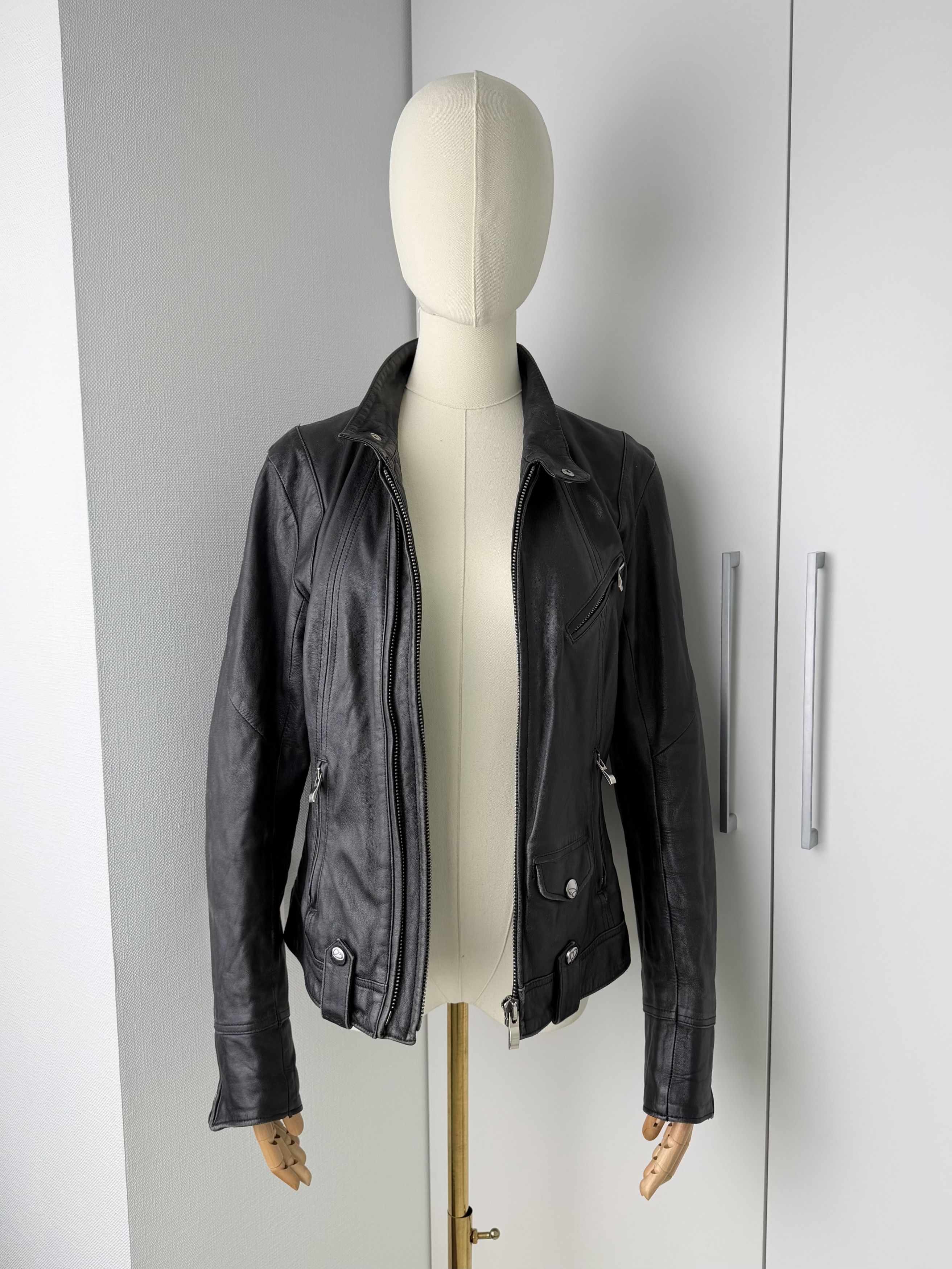 Vintage Vintage Women's Black Leather Biker Jacket Zip Up Fitted Size M / US 6-8 / IT 42-44 - 3 Thumbnail