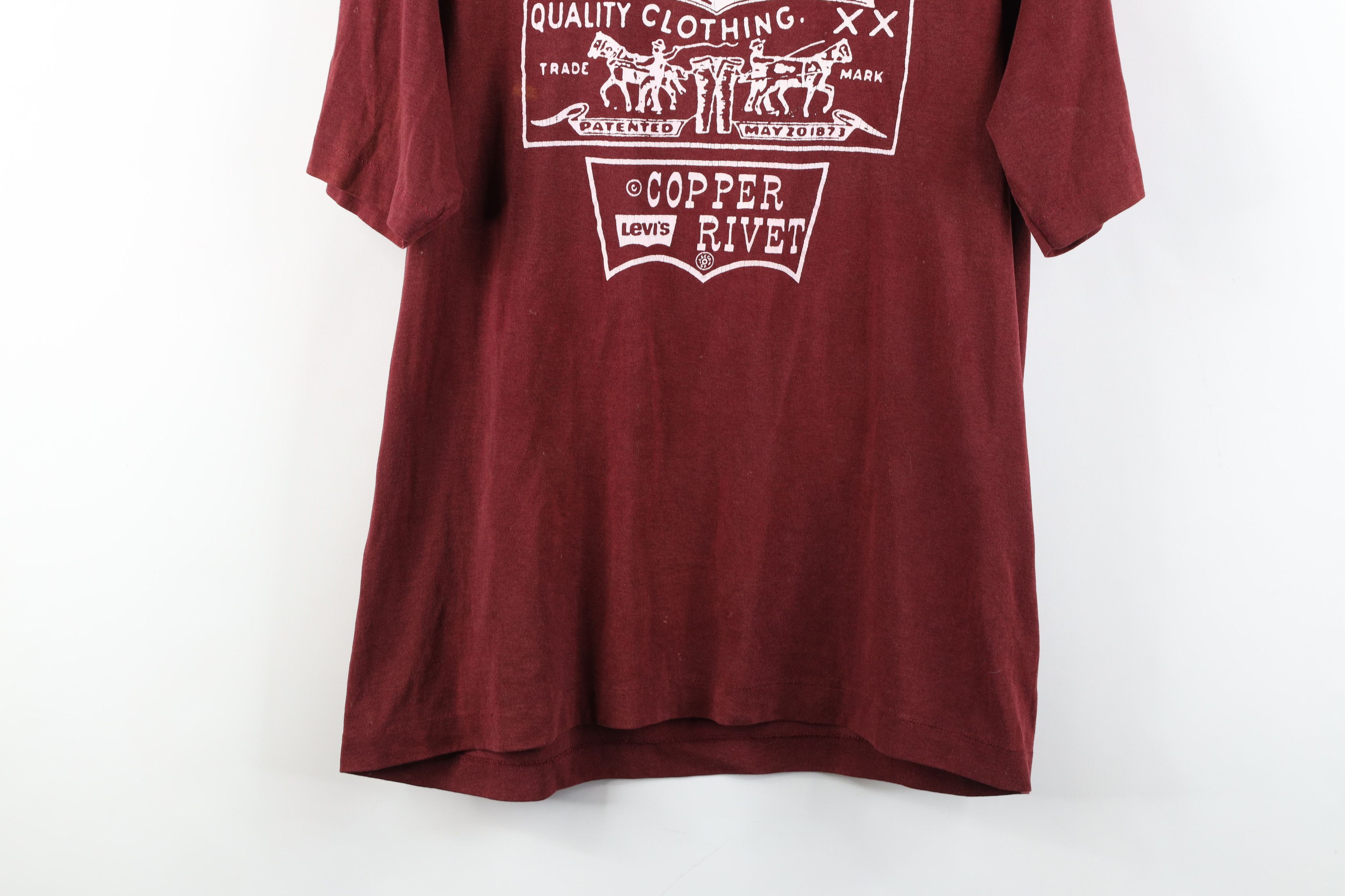 Vintage Vintage 70s 80s Levis Spell Out Patch Rivet T-Shirt Red USA Size US L / EU 52-54 / 3 - 3 Thumbnail
