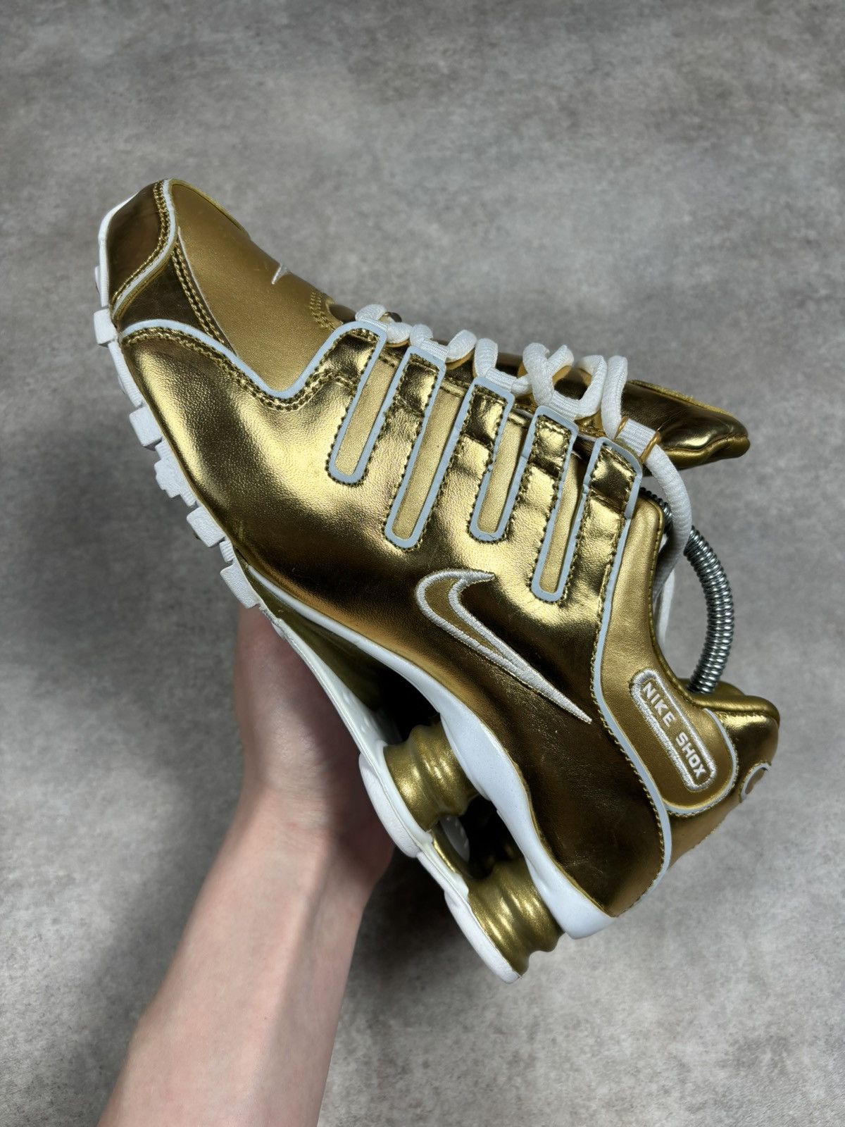 Nike RARE 2007 vintage never worn gold Nike Shox NZ Oro Bianco Size US 7.5 / IT 37.5 - 5 Thumbnail