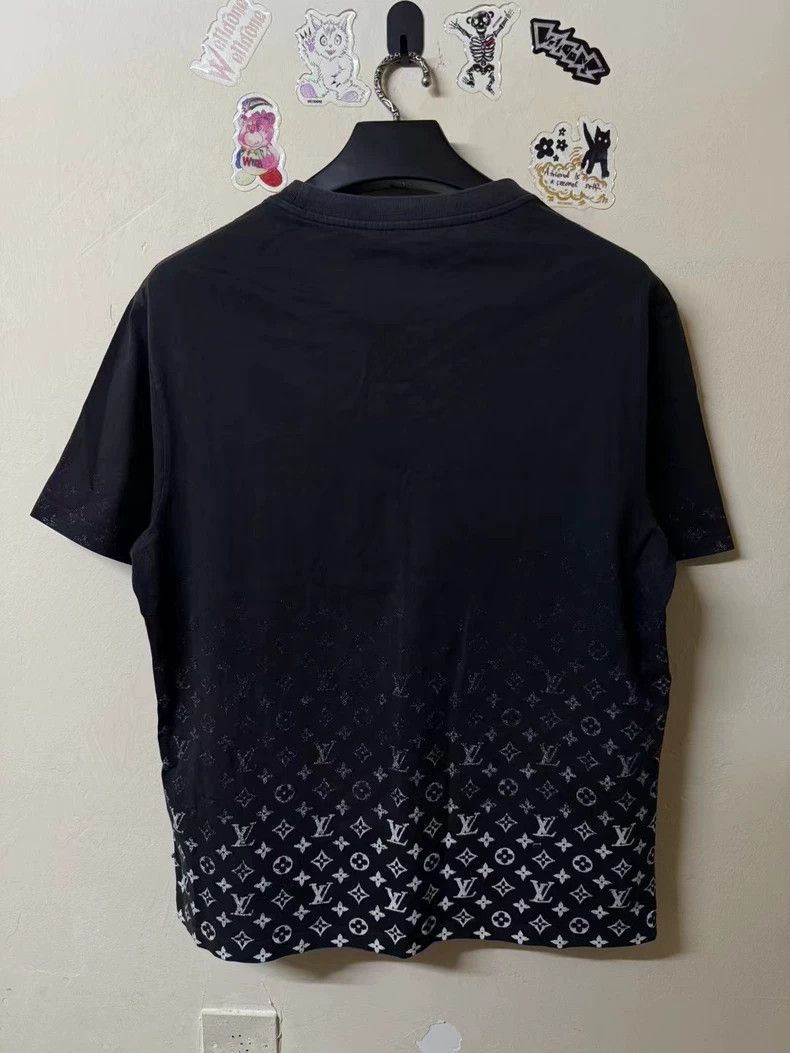 Louis Vuitton Louis Vuitton Full-print gradient logo short sleeve Size US XL / EU 56 / 4 - 2 Thumbnail