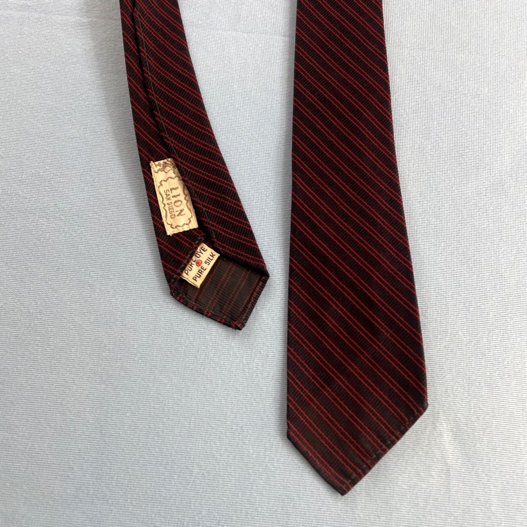 Arrow VINTAGE Nike Shirt Hat Mens XS 2.2" Narrow 52" Red Black Silk Repp Tie 1950s Lion Size ONE SIZE - 2 Thumbnail