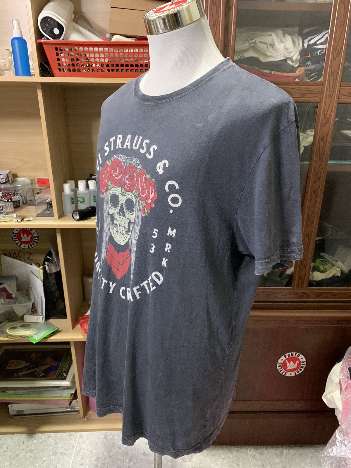 If Six Was Nine Vintage Inspired Black Tie Dye Levi's Skull Rose Tshirt Size US XL / EU 56 / 4 - 3 Thumbnail