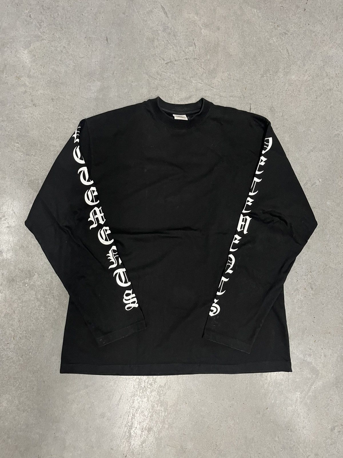 image of Vetements Gothic Logo Longsleeve in Black, Men's (Size XL)