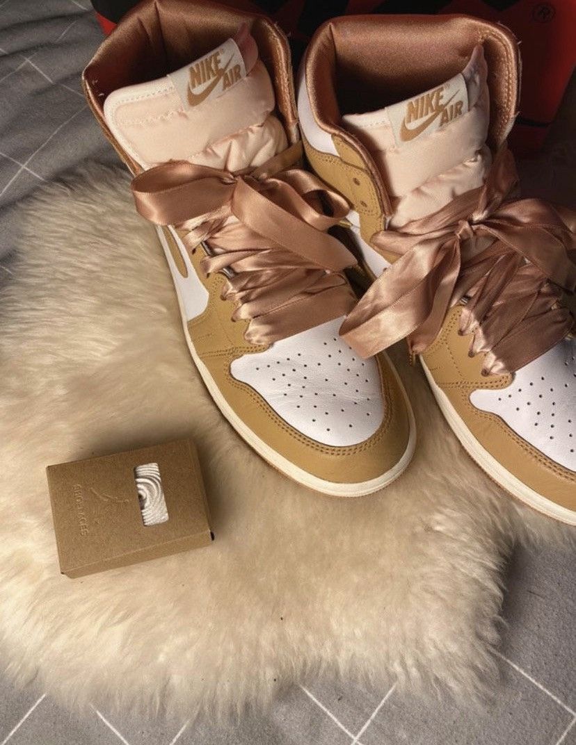 Nike WMNS Air Jordan Retro HI OG Praline/ white-sail Size US 11 / IT 41 - 3 Thumbnail