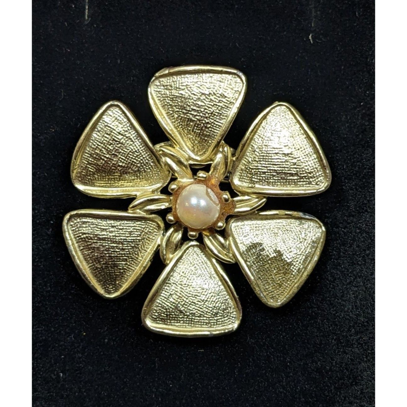 Other Vintage Floral Brooch Gold Tone With Faux Pearl Accent Size ONE SIZE - 4 Thumbnail