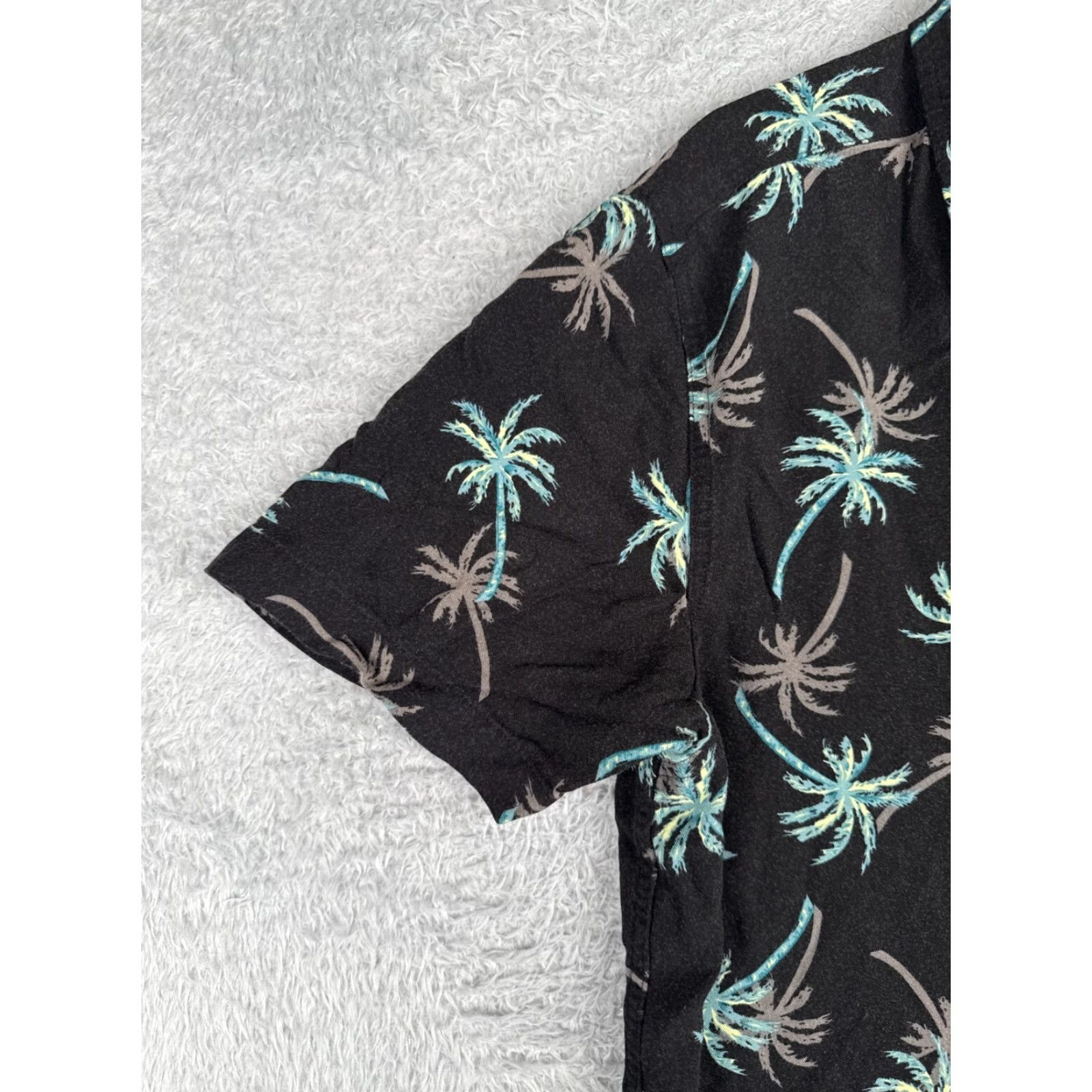 Junk Food Hollis River Shirt Men XL Black Rayon Palm Trees Button-Up Pocket Hawaiian Aloha Floral Short Sleeve Mens Size US XL / EU 56 / 4 - 3 Thumbnail