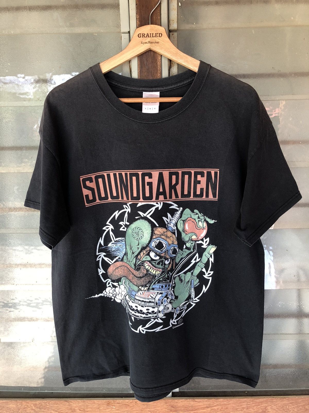 Thrashed Vintage Badmotorfinger Fingaz4Life Sun Faded Tee