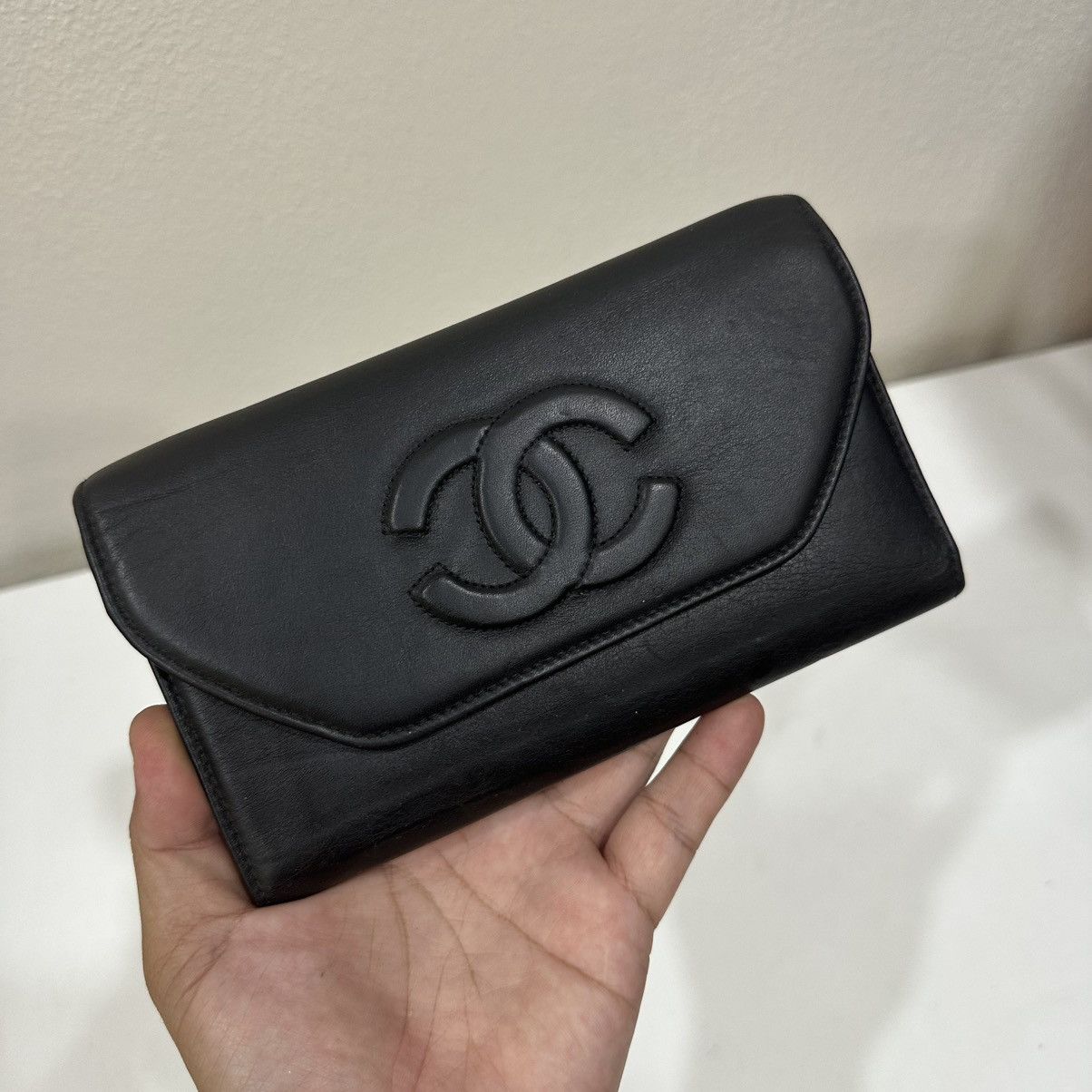 Chanel ‼️YES‼️VINTAGE CHANEL BLACK LEATHER WALLET WITH CC STITCH MARK Size ONE SIZE - 2 Thumbnail