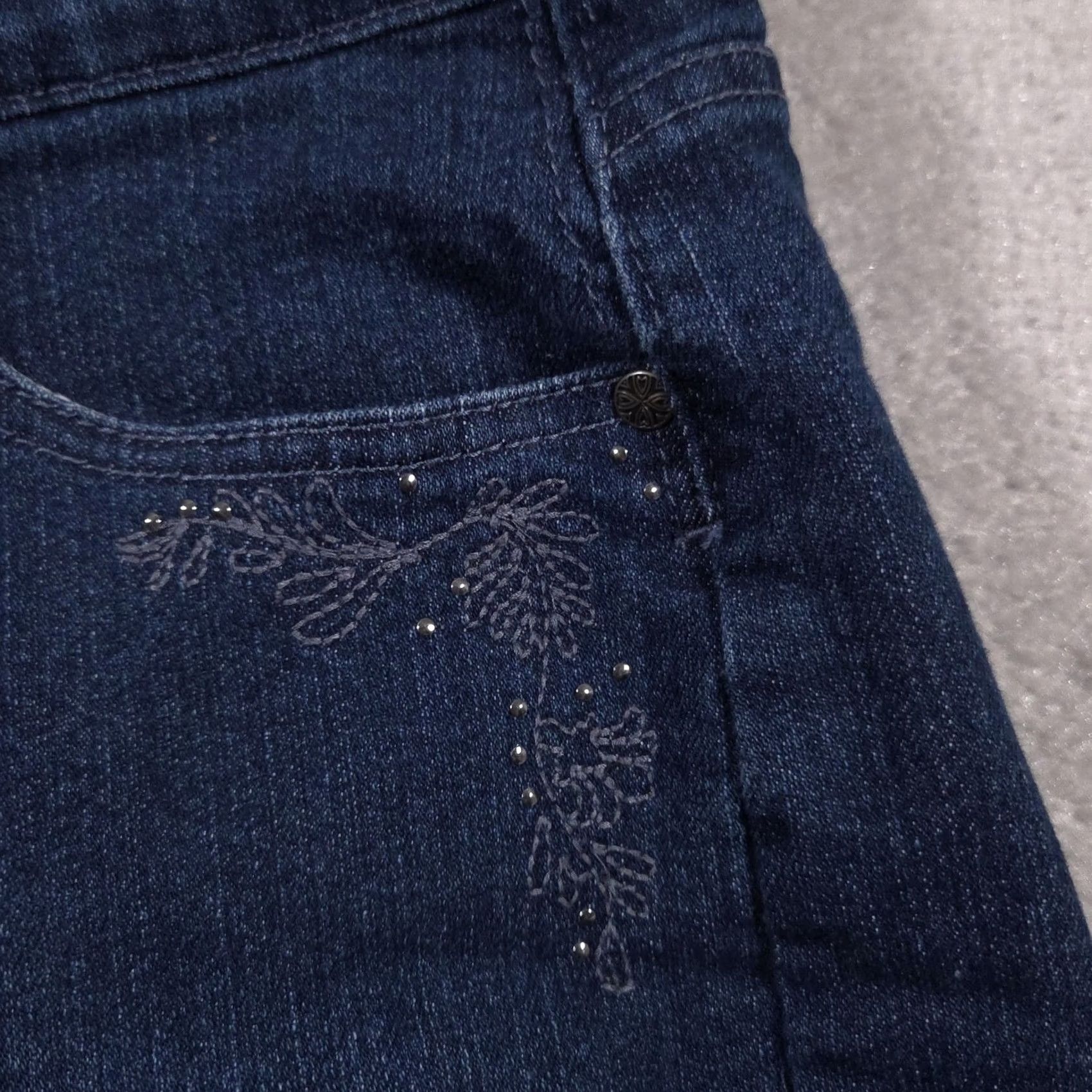 Gloria Vanderbilt VINTAGE Gloria Vanderbilt Gia Vanderbilt Shorts Womens 6 Denim Alana Short Embroidered Rhinestone Stretch Size 28" / US 6 / IT 42 - 5 Thumbnail