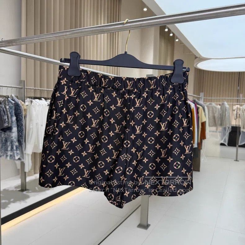 Other Louis Vuitton Black and gold printed silk shorts Size US 38 / EU 54 - 2 Thumbnail