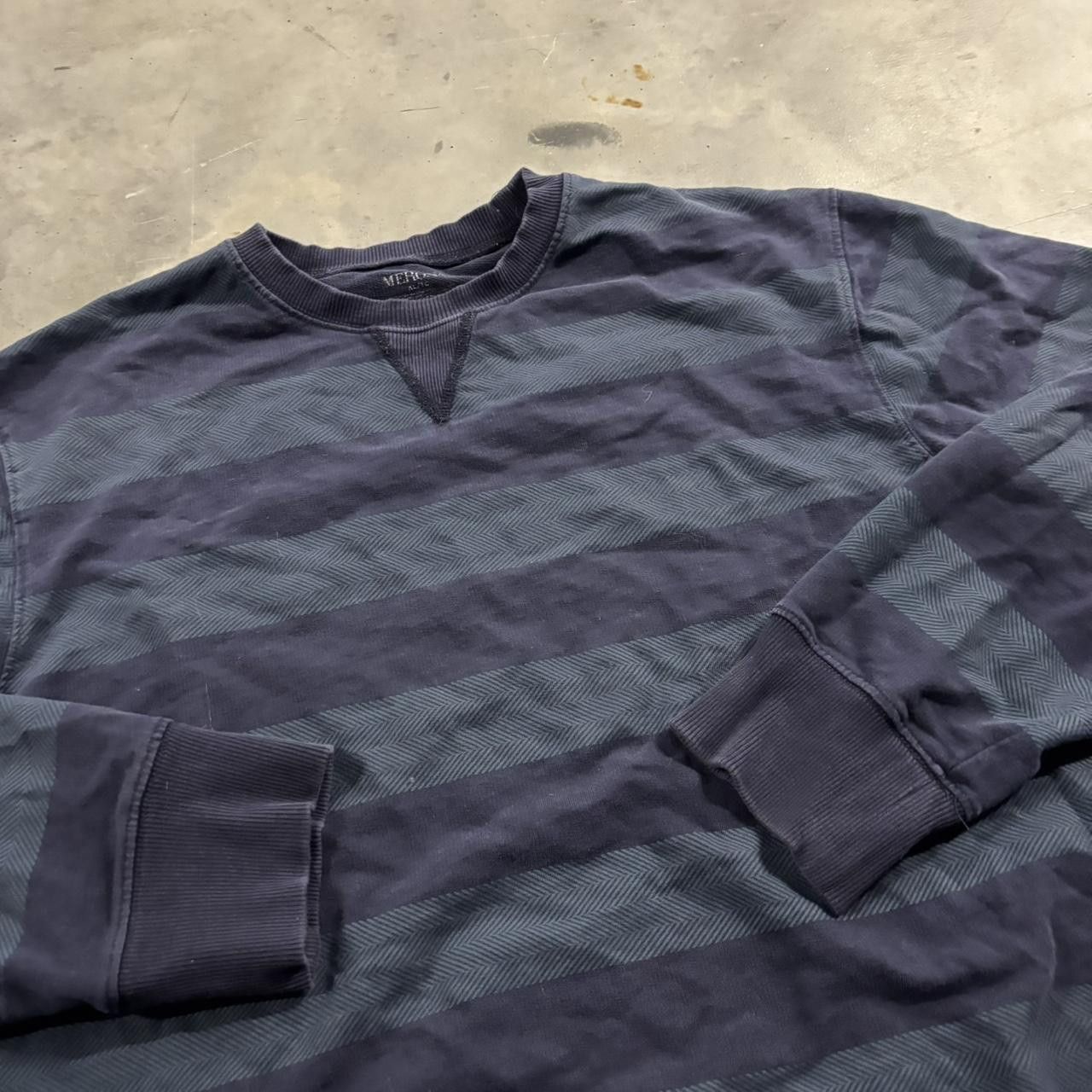 Vintage Crazy Vintage Y2K/2000s Grunge Navy Blue Striped Sweatshirt! Size XL Size US XL / EU 56 / 4 - 3 Thumbnail