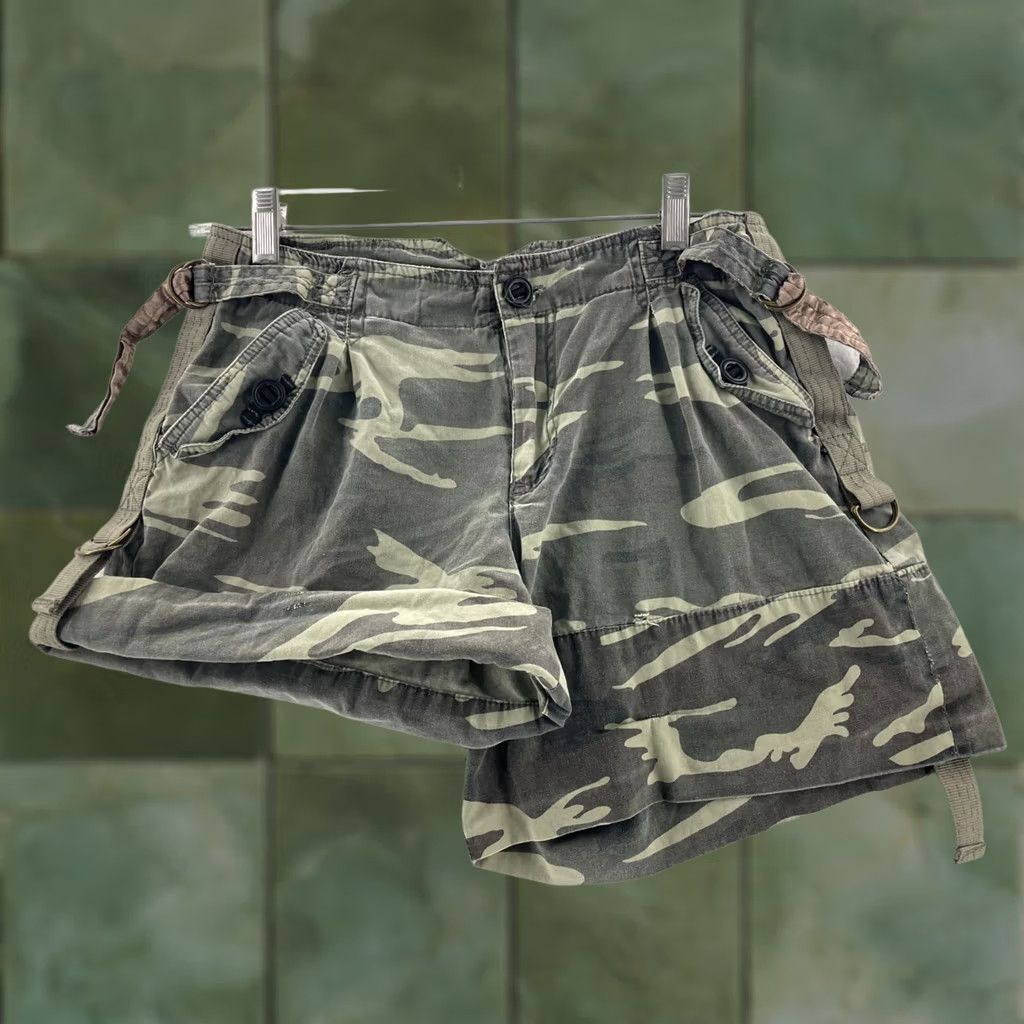 Forever 21 FOREVER 21 Shorts Womens Small Camouflage Elastic Waist Roll Hem Canvas Cargo Colorful Multicolor Casual Pockets 100% Cotton Size 28" / US 6 / IT 42 - 1 Thumbnail