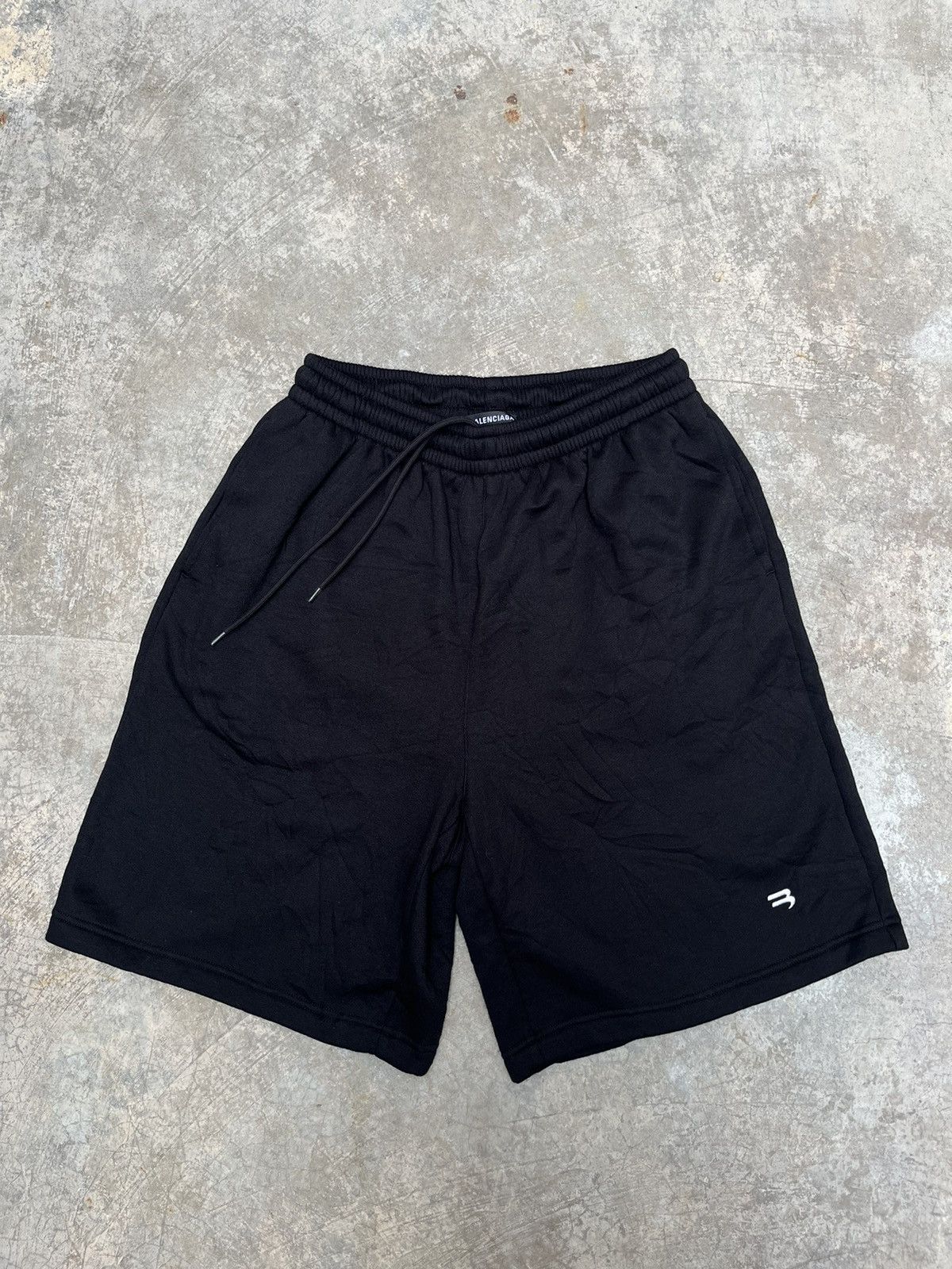 image of Balenciaga Ss21 Wrinkle Effect Sporty B Basketball Shorts in Black, Men's (Size 30)