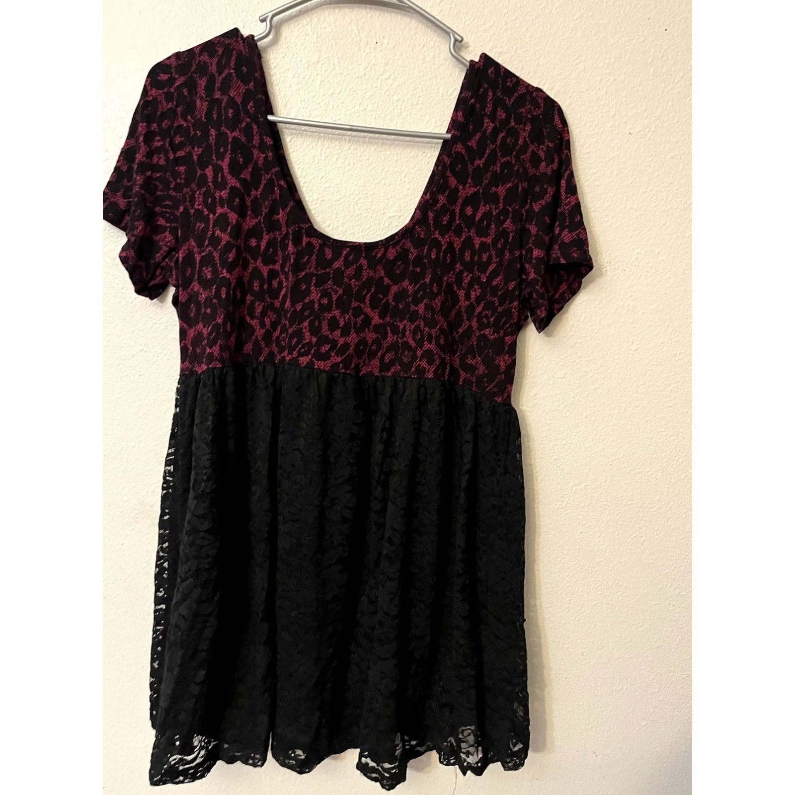 Torrid Torrid Purple Leopard Print VNeck Lace Back Short Sleeve Punk Goth Tee 0X Size 40" / US 18 - 2 Thumbnail