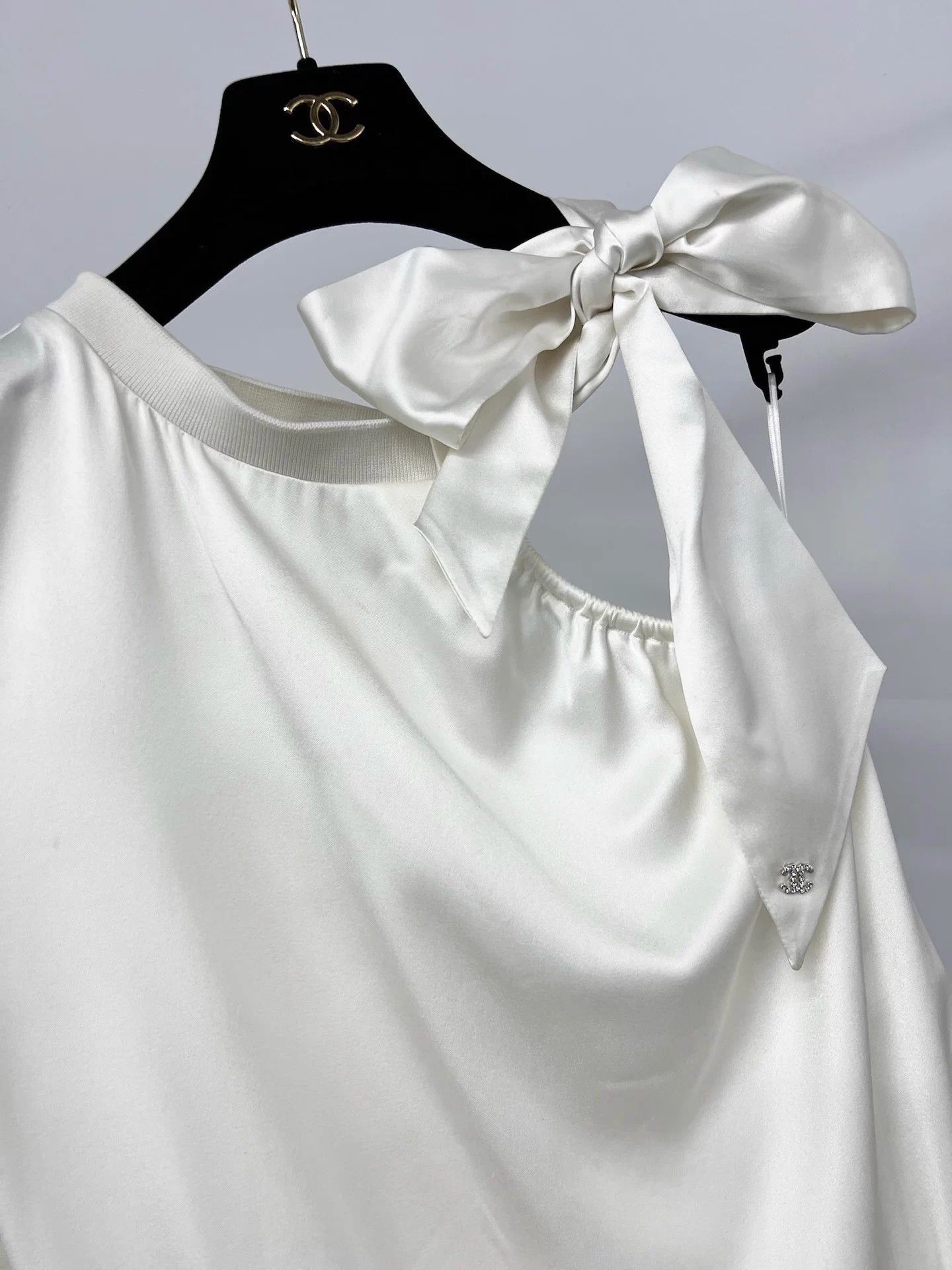 Chanel Chanel 24S White Silk Satin Bow FR34 Off-shoulder Size XS / US 0-2 / IT 36-38 - 4 Thumbnail