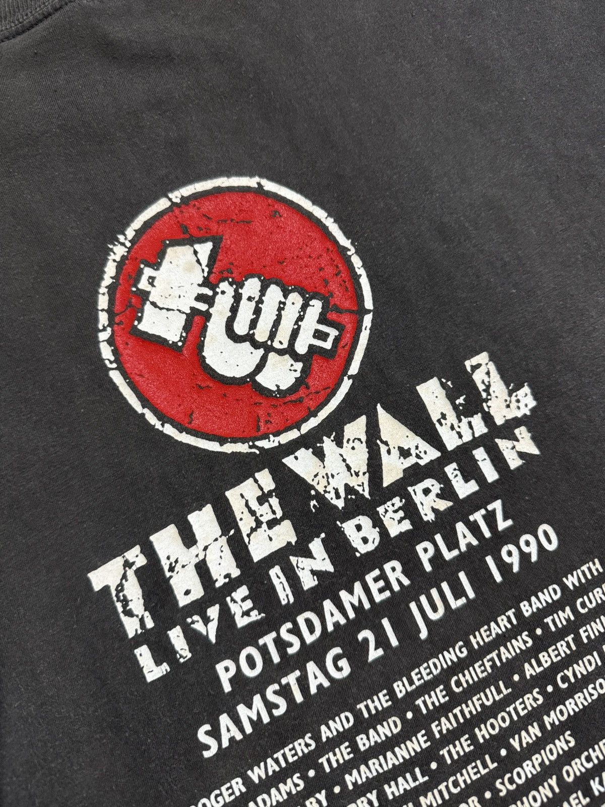 Band Tees Vintage pink floyd the wall live in berlin 90 concert tshirt Size US M / EU 48-50 / 2 - 18 Thumbnail