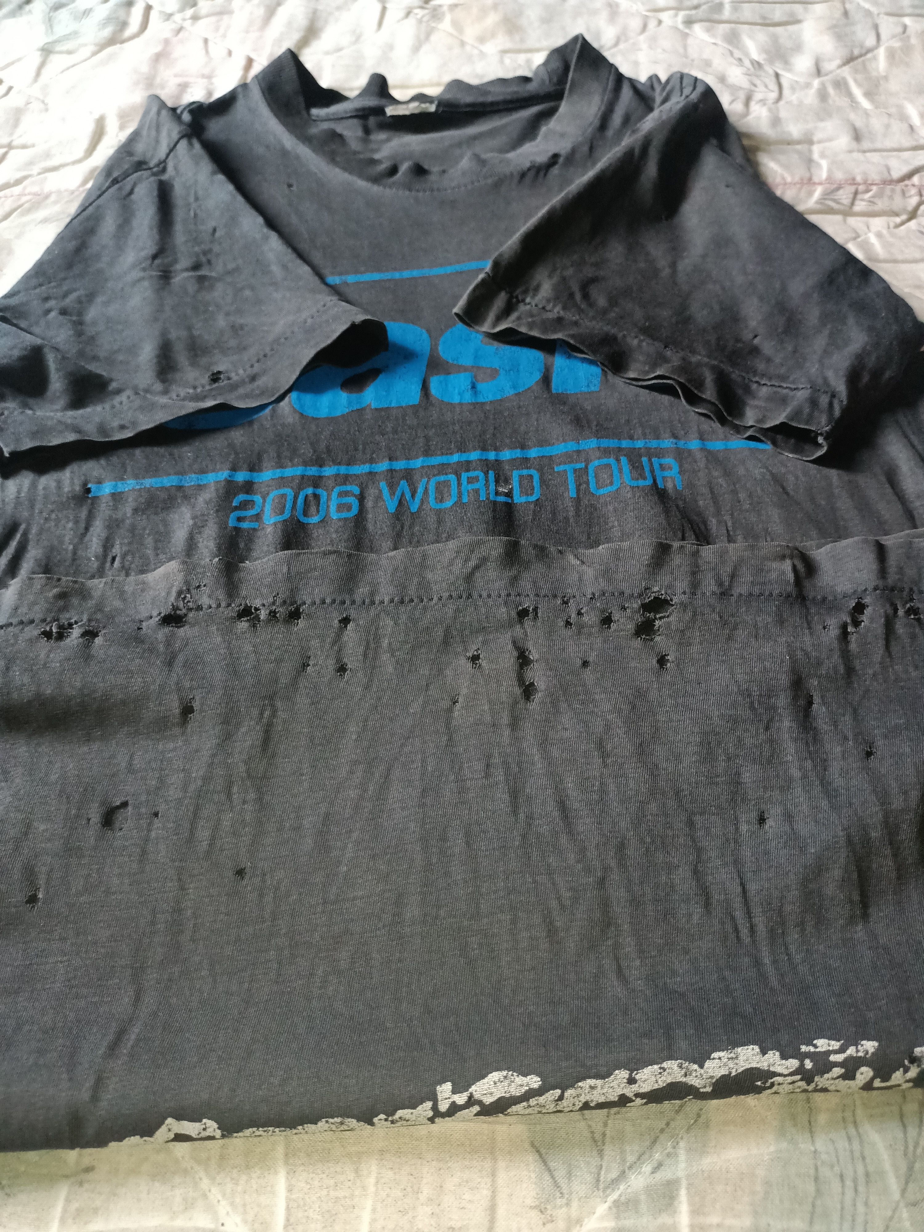 Band Tees × Vintage True Amazing Distress Vintage Bootleg OASIS Band Tees 00's Size US M / EU 48-50 / 2 - 5 Thumbnail