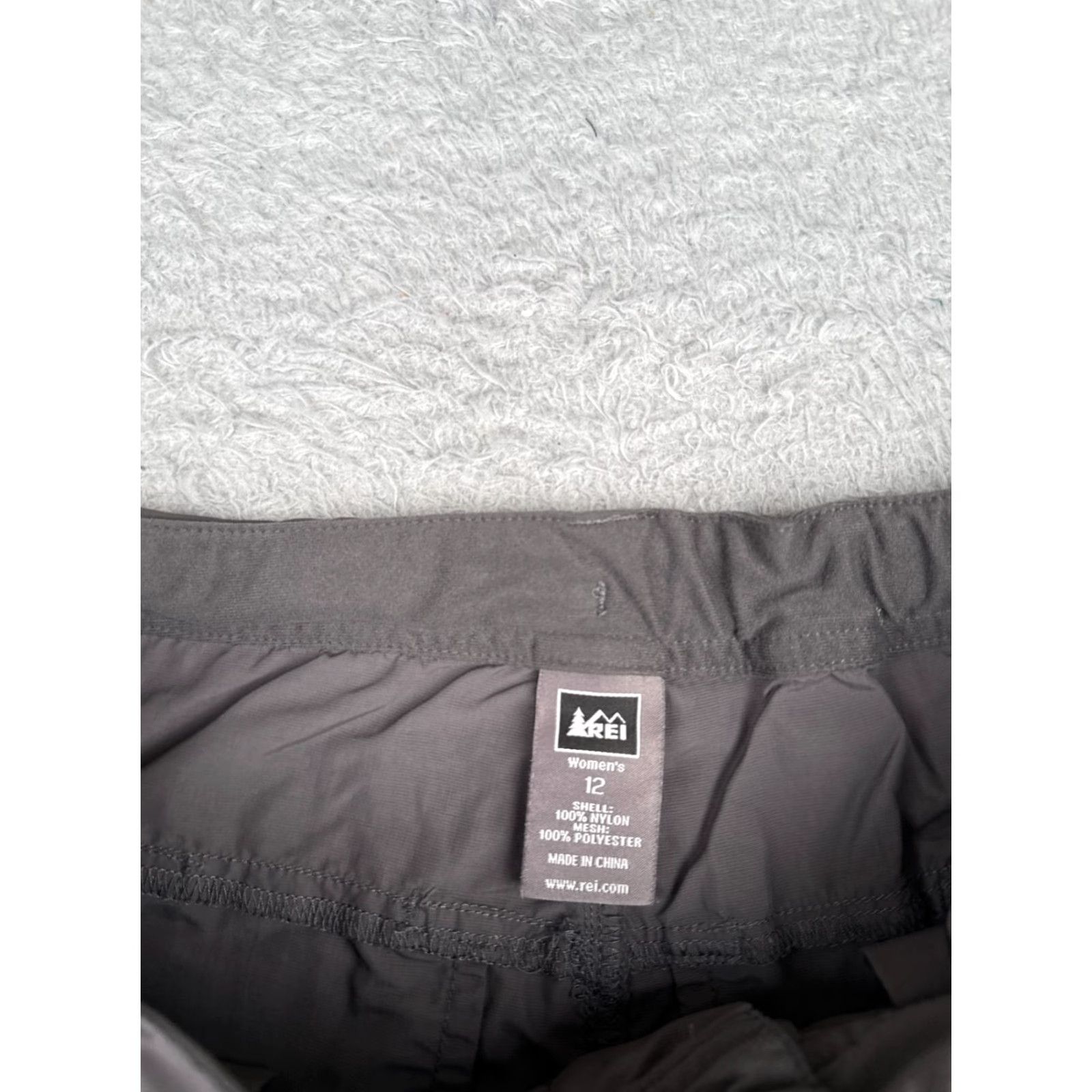 Vintage REI Shorts Women 12 Gray Cargo 100% Nylon Blend Hiking Camping Outdoor 32x9 Cargo Pocket Pockets Size 34" / US 12 / IT 48 - 7 Thumbnail