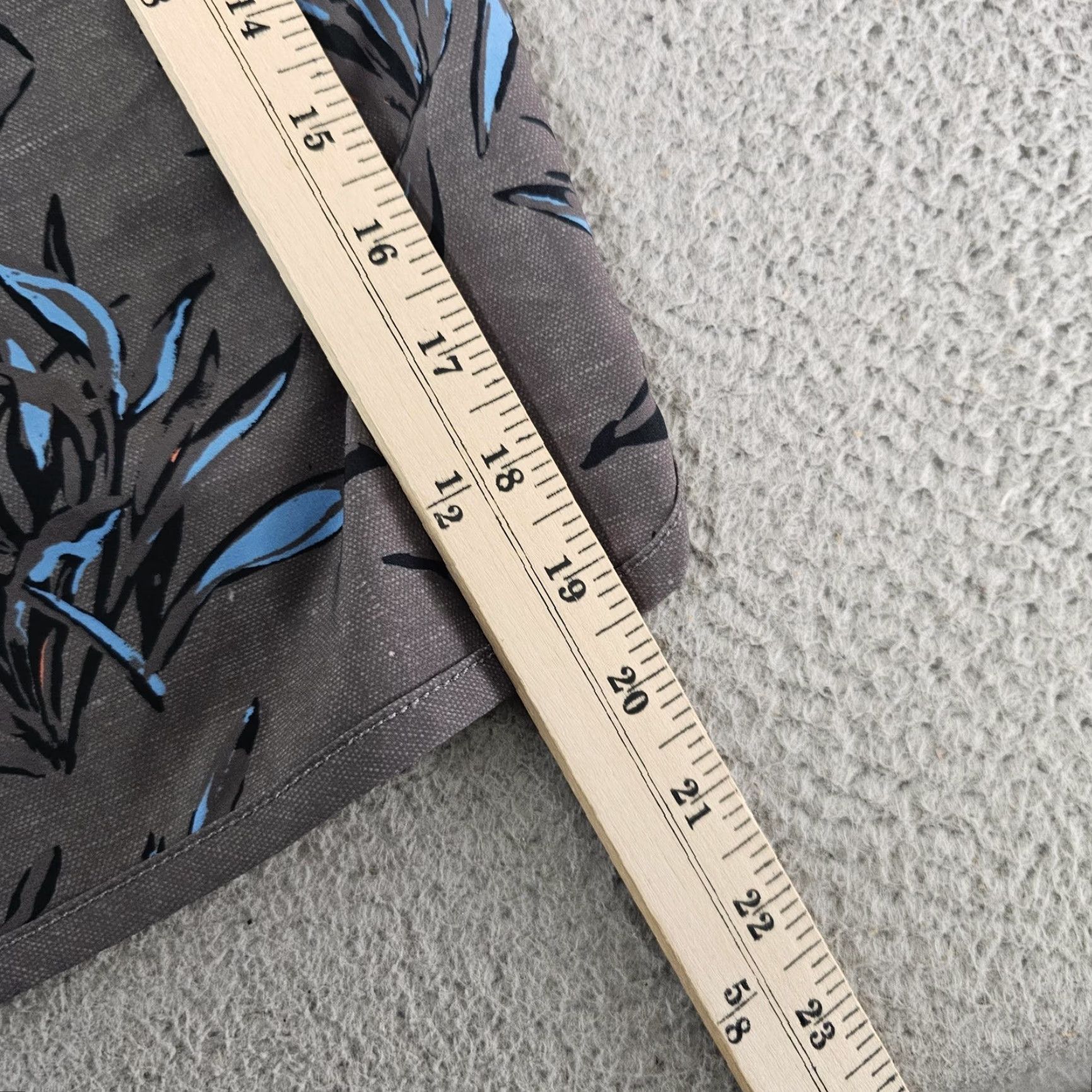 TravisMathew VINTAGE? No. Actually: TravisMathew Board Shorts Mens 34 Gray Blue Tropical Print Swim Trunks Stretch Size US 34 / EU 50 - 6 Thumbnail