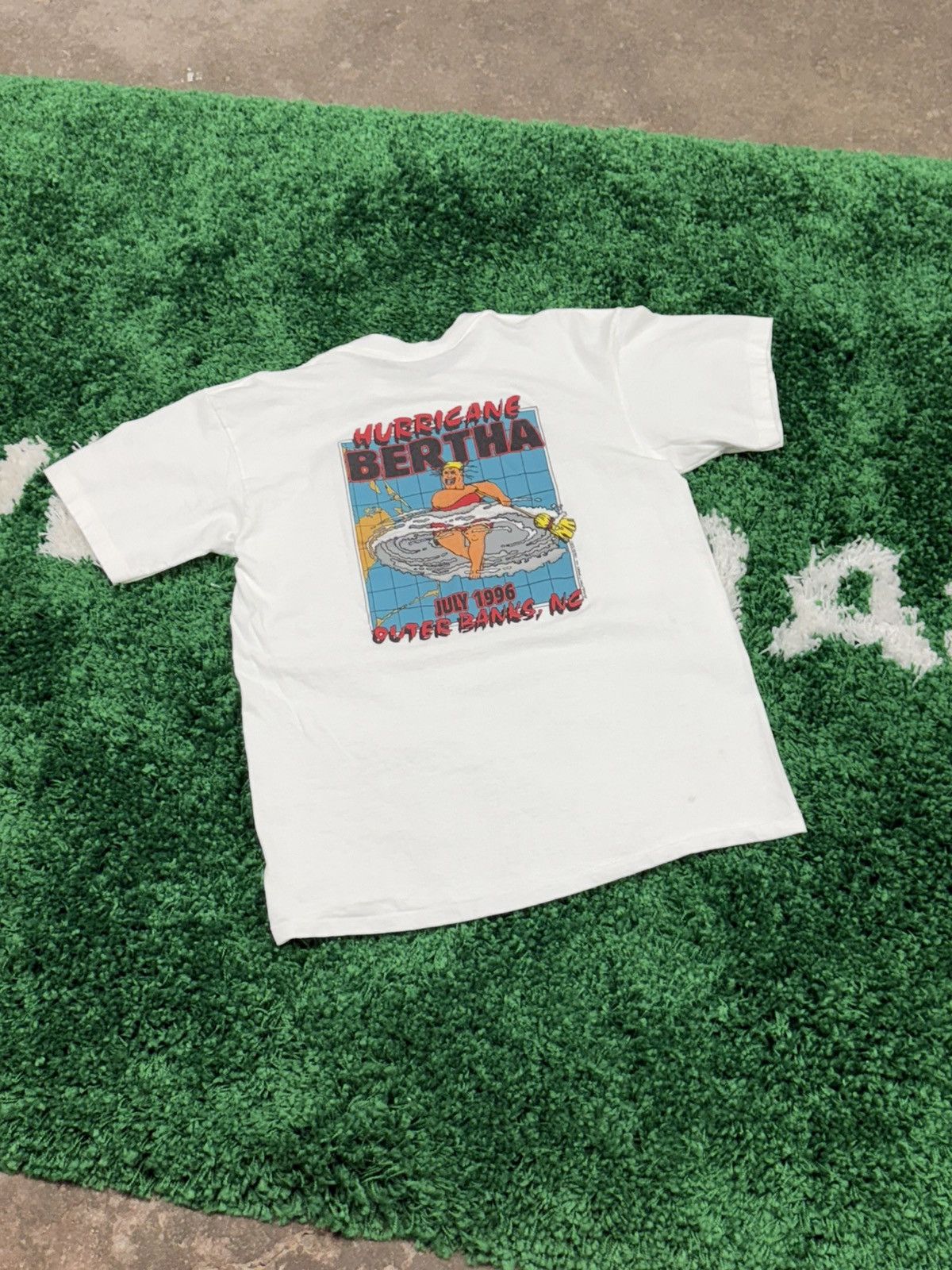 Vintage AMAZING Hurricane Bertha Outer Banks NC Tee White 90s Size US L / EU 52-54 / 3 - 4 Thumbnail