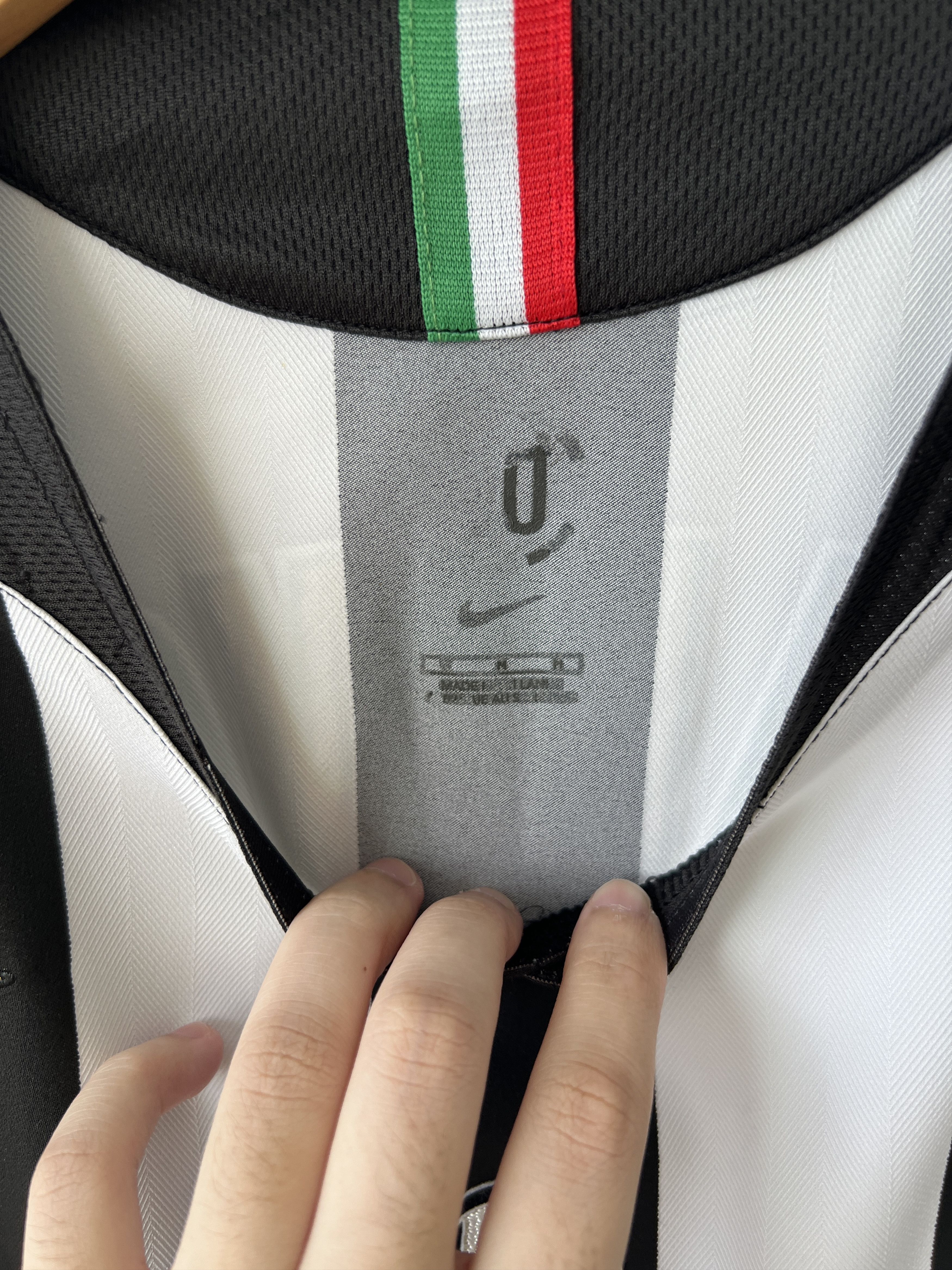 Nike (M) Juventus 2005-06 Home Long Sleeve Kit Ibrahimovic #9 Size US M / EU 48-50 / 2 - 3 Thumbnail