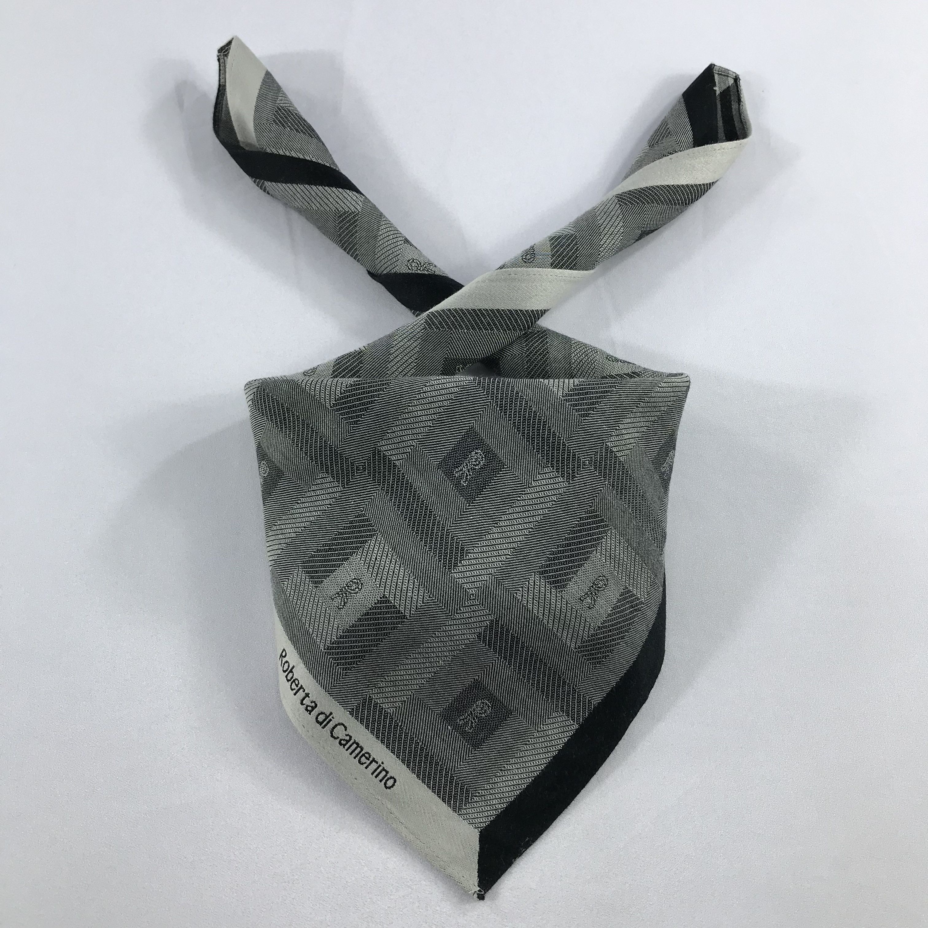 Roberta di Camerino × Vintage Roberta Di Camerino Bandana /Handkerchief/Neckerchief -S2284 Size ONE SIZE - 2 Thumbnail