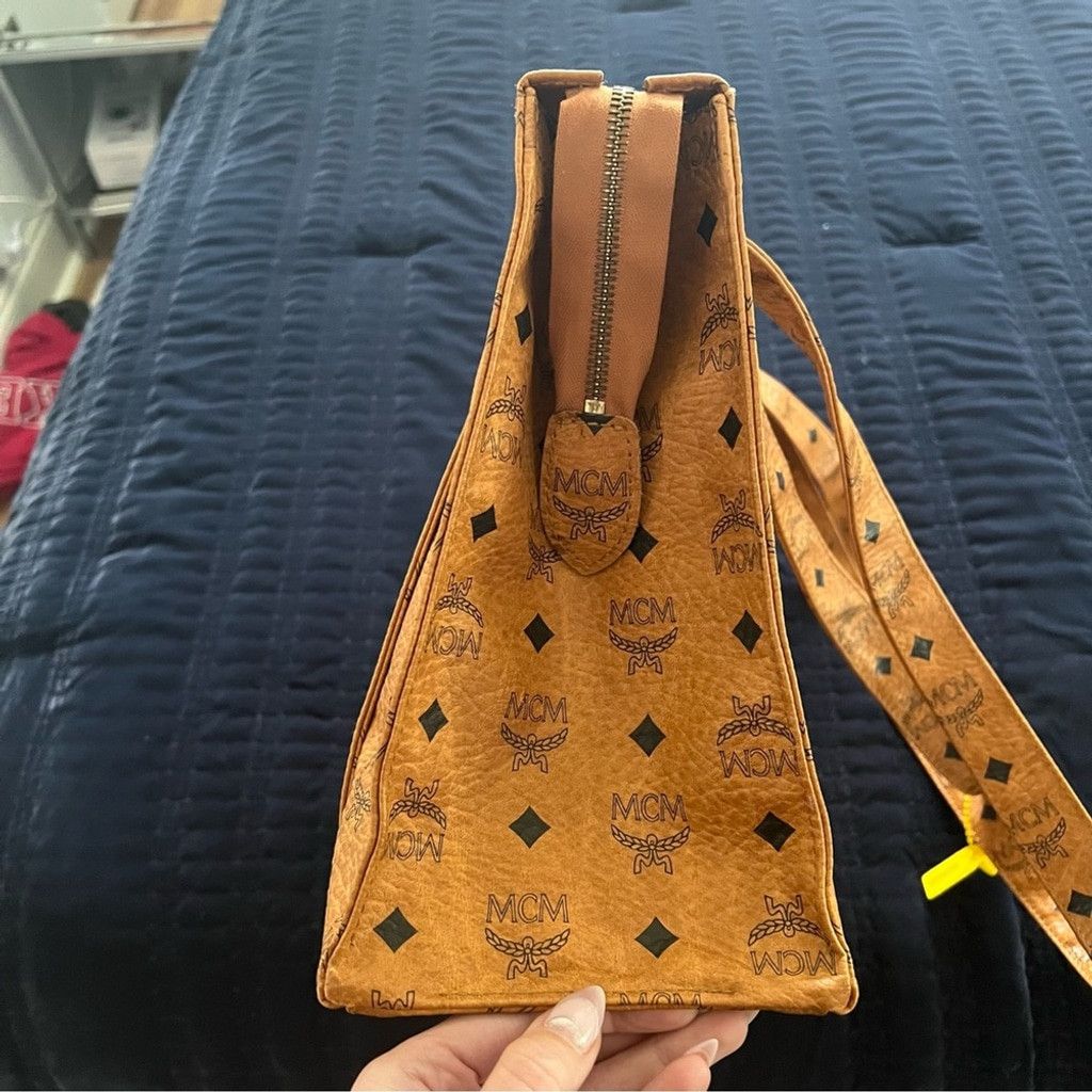 MCM MCM Leather Zippered Tote in Perfect Condition Size ONE SIZE - 13 Thumbnail