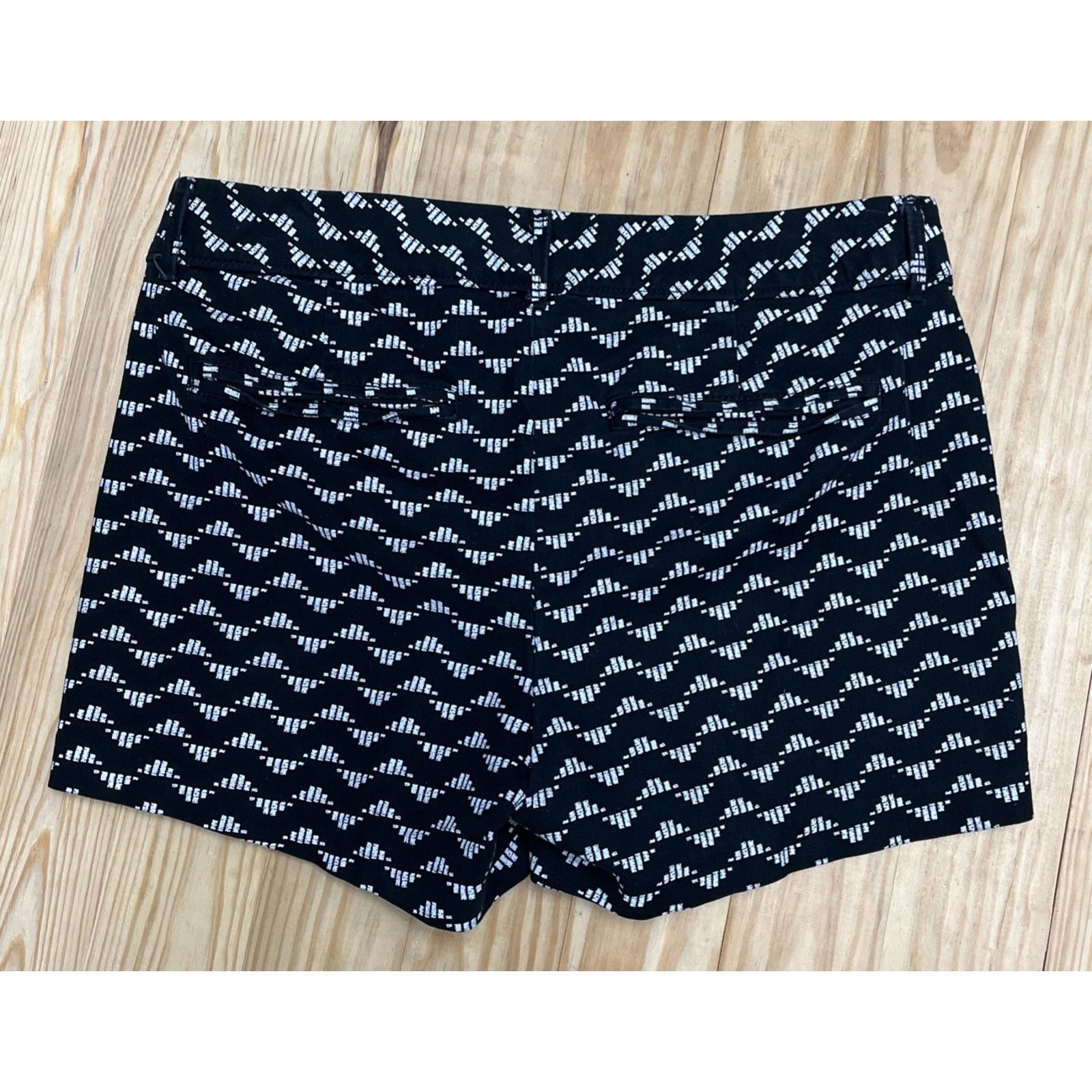 Old Navy Old Navy Black White Geometric Print Pixie Shorts Sz 6 Size 28" / US 6 / IT 42 - 2 Thumbnail