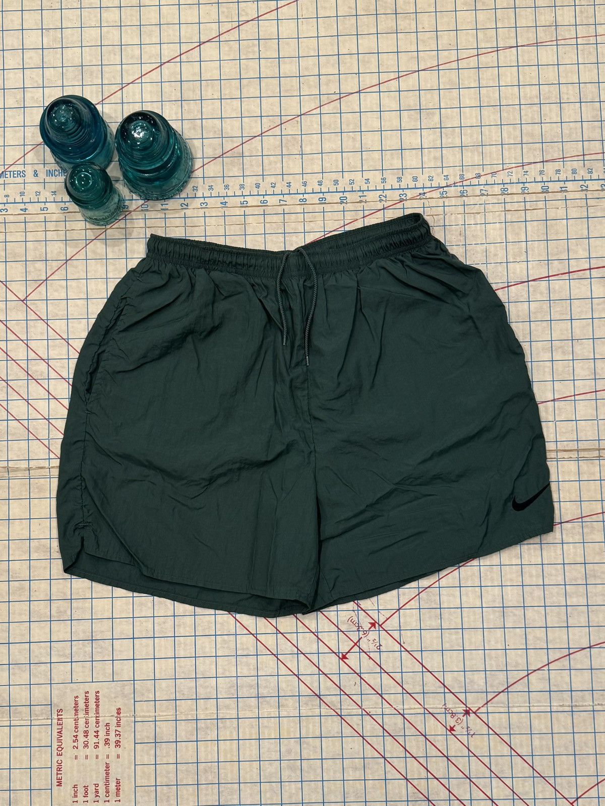 Nike Vintage 90’s Nike White Tag Big Swoosh Shorts Green Size L Size US 34 / EU 50 - 1 Thumbnail