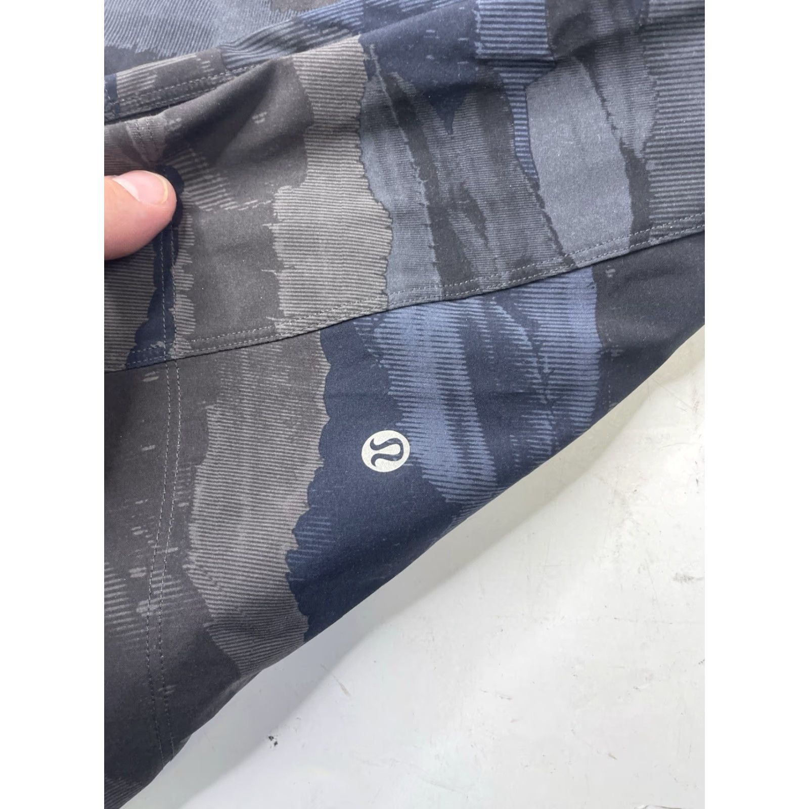 Lululemon Lululemon Shorts Men Small Black Gray Camouflage Athletic Logo Gym Performance Adjustable Waist Drawstring Pockets Activewear Regular Fit Size US 29 - 5 Thumbnail