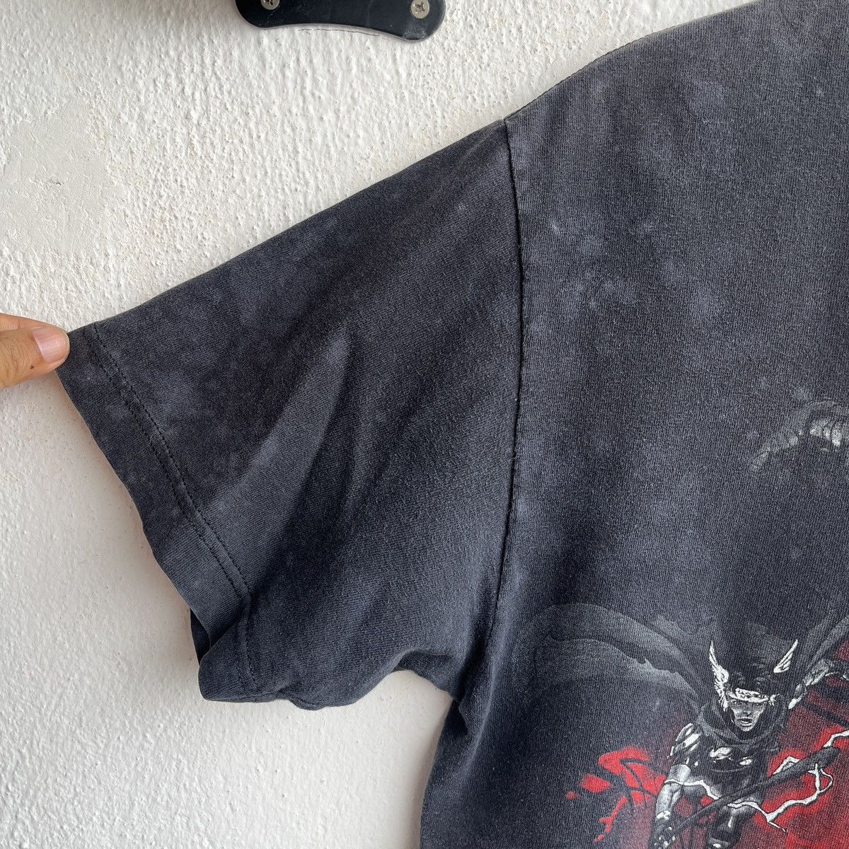 Mad Engine VINTAGE Y2K DISTRESSED FADED THE AVENGERS MARVEL TSHIRT Size US M / EU 48-50 / 2 - 5 Thumbnail