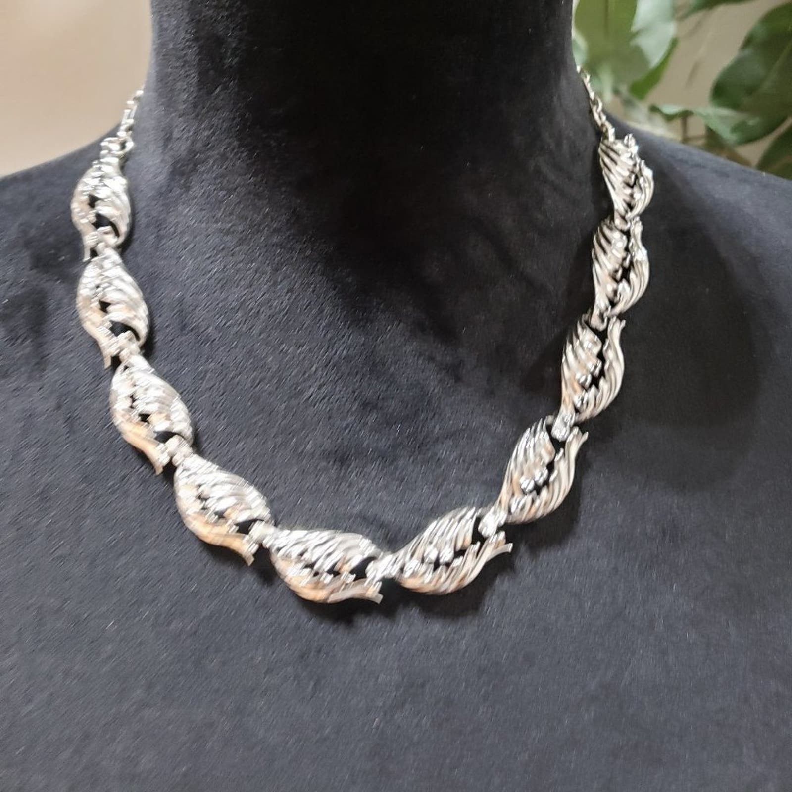 Other Vintage Women Silver Tone Curved Textured Leaf Link Necklace Size ONE SIZE - 1 Thumbnail
