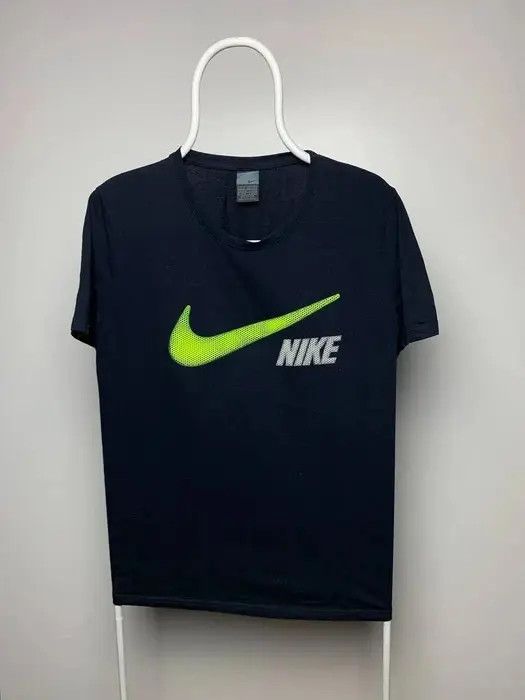 Nike Nike T-shirt vintage 3D logo swoosh size L striped Size US L / EU 52-54 / 3 - 1 Thumbnail
