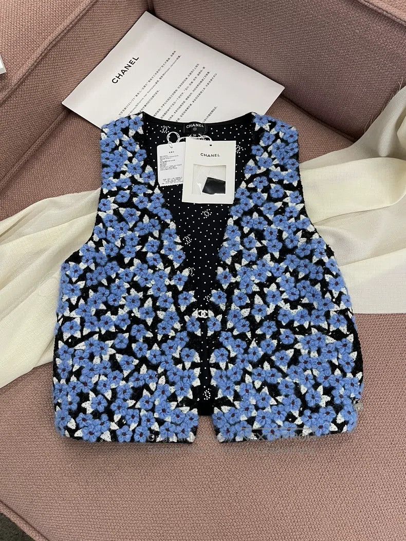 Chanel Chanel 24B blue small flower vest jacket Size XS / US 0-2 / IT 36-38 - 1 Thumbnail