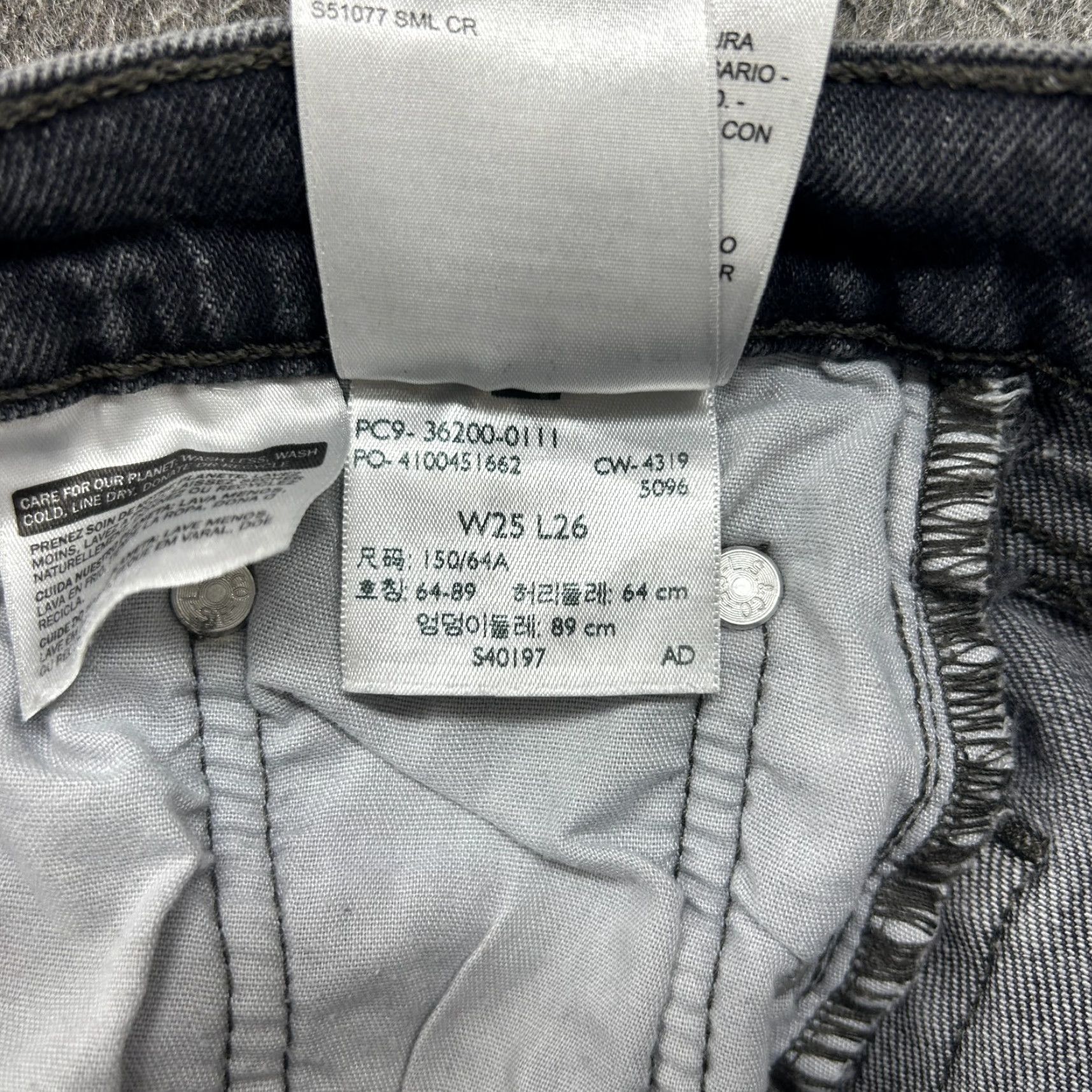 Levi's Levi's 501 Jeans Women's 25x26 Black Dark Wash Denim Stretch Straight Regular 5-Pocket 501 Series Vintage? No. (Note: "Vintage" is No in specs) Size 42" / US 20 - 4 Thumbnail