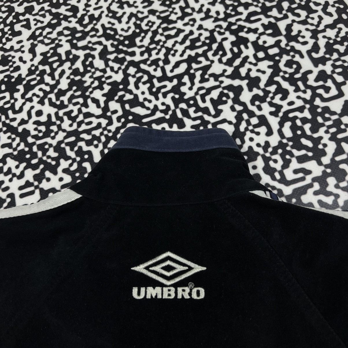 Umbro Vintage 90s UMBRO Velour Lampas Retro Light Track Jacket Size US L / EU 52-54 / 3 - 11 Thumbnail