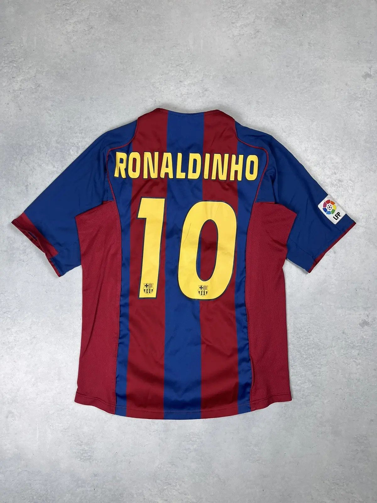 Nike Nike RARE Y2K Barcelona 2004/2005 Ronaldinho Home Jersey Size US M / EU 48-50 / 2 - 2 Thumbnail