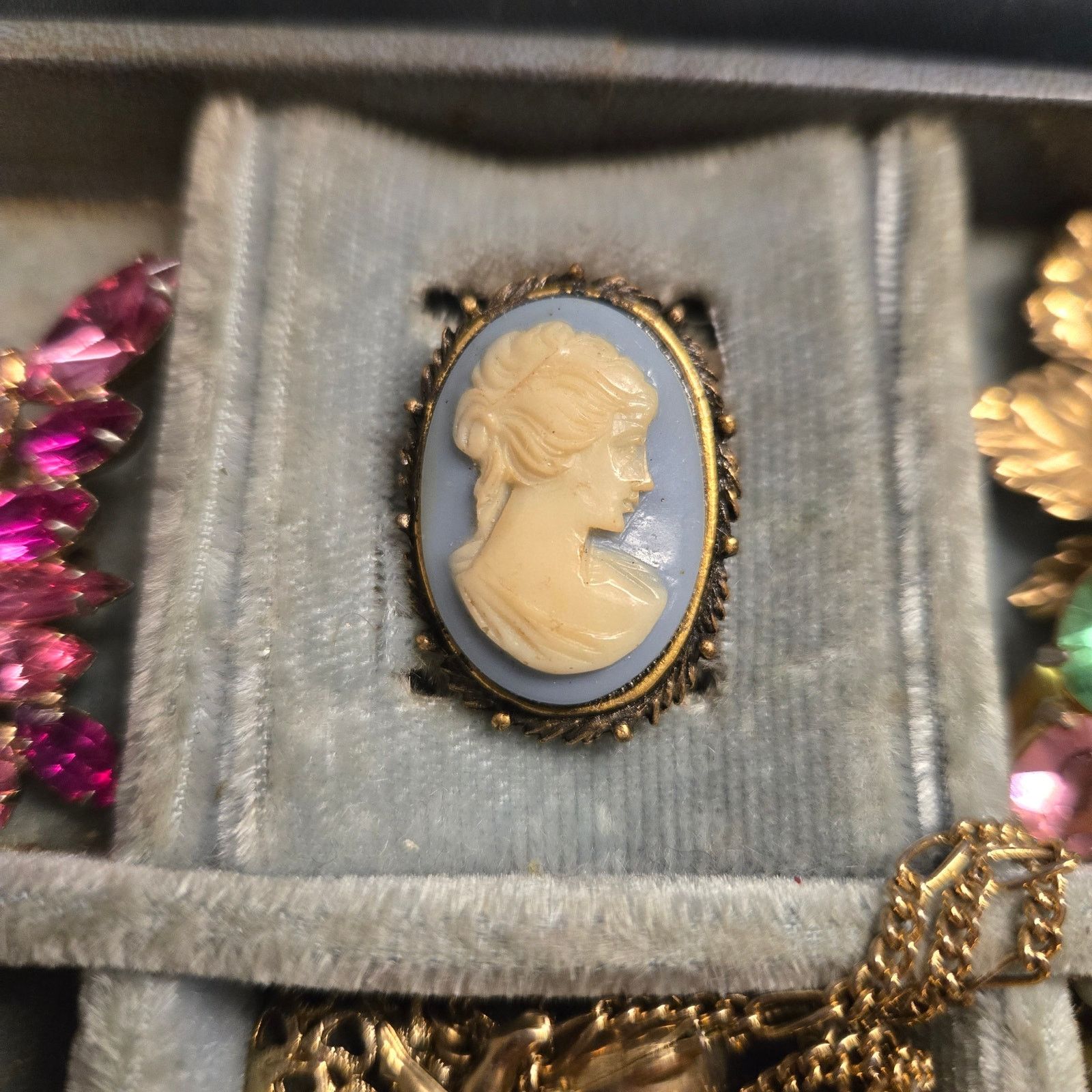 Vintage Vintage Cameo Brooch Pendant Ornate Gold Tone Frame Estate Size ONE SIZE - 10 Thumbnail