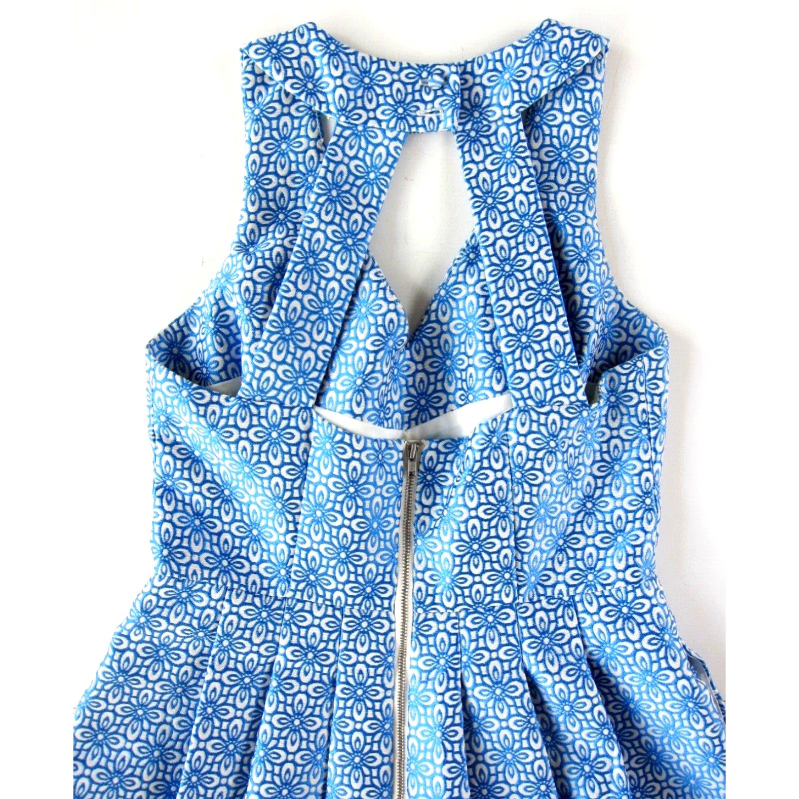 Banana Republic VINTAGE Banana Republic Blue White Floral Sleeveless V-Neck Pleated Halter Dress 2P Size XS / US 0-2 / IT 36-38 - 5 Thumbnail
