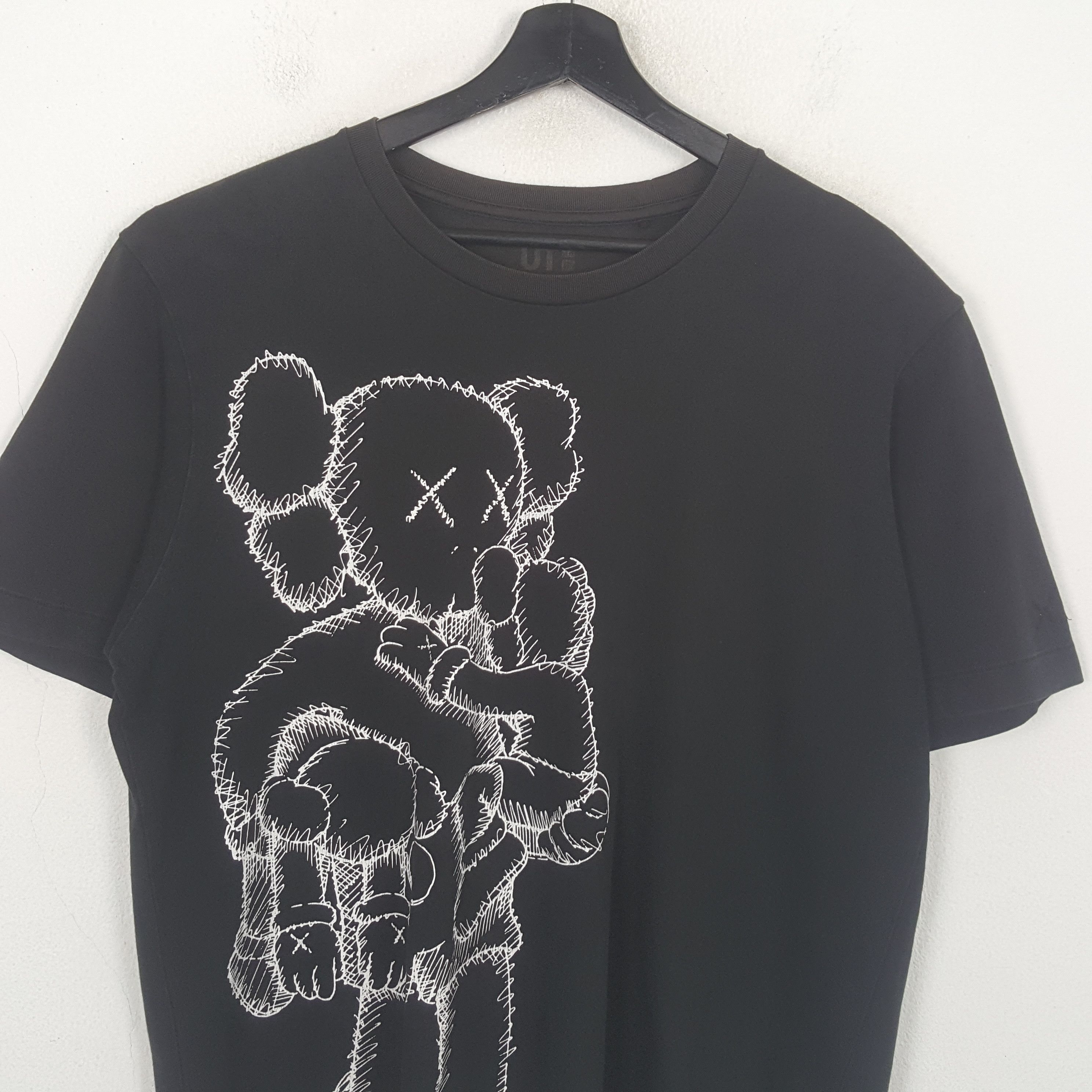 Uniqlo Uniqlo Kaws Streetwear Tshirt C294N40 Size US L / EU 52-54 / 3 - 2 Thumbnail