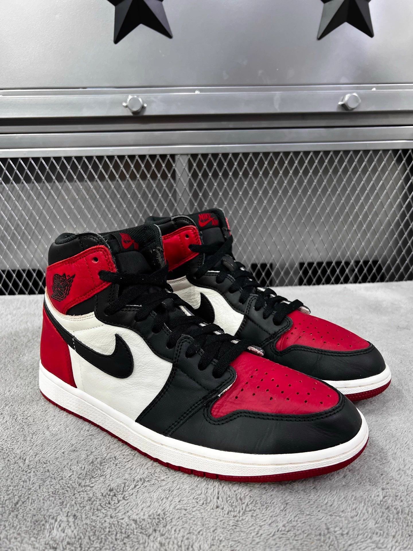 Nike Air Jordan 1 High Bred Toe 45 Worn Once Size US 12 / EU 45 - 3 Thumbnail