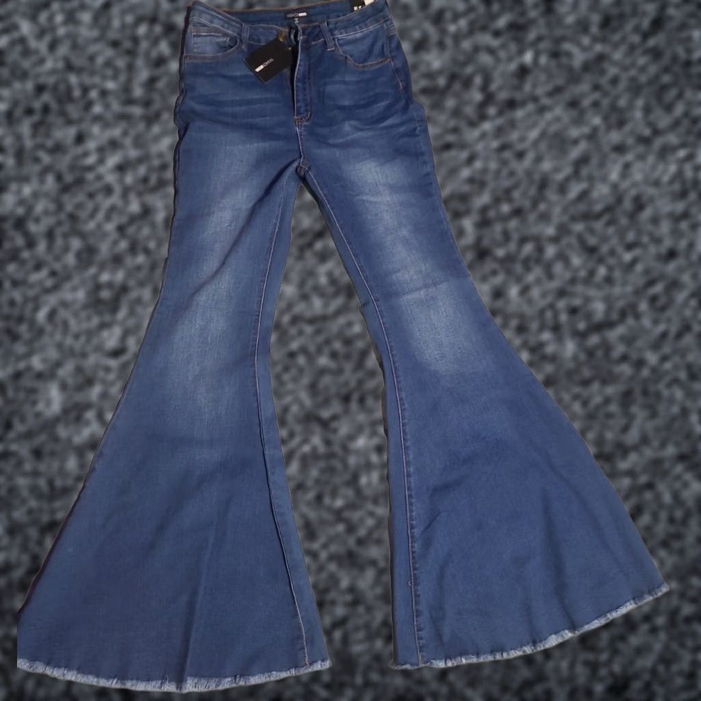 Fashion Nova Fashion Nova Jeans Womens Size 9 Blue Bell Bottoms Heart Pockets 5-Pocket Denim Stretch Flared Wide Leg Inseam 34in Size 30" / US 8 / IT 44 - 1 Thumbnail