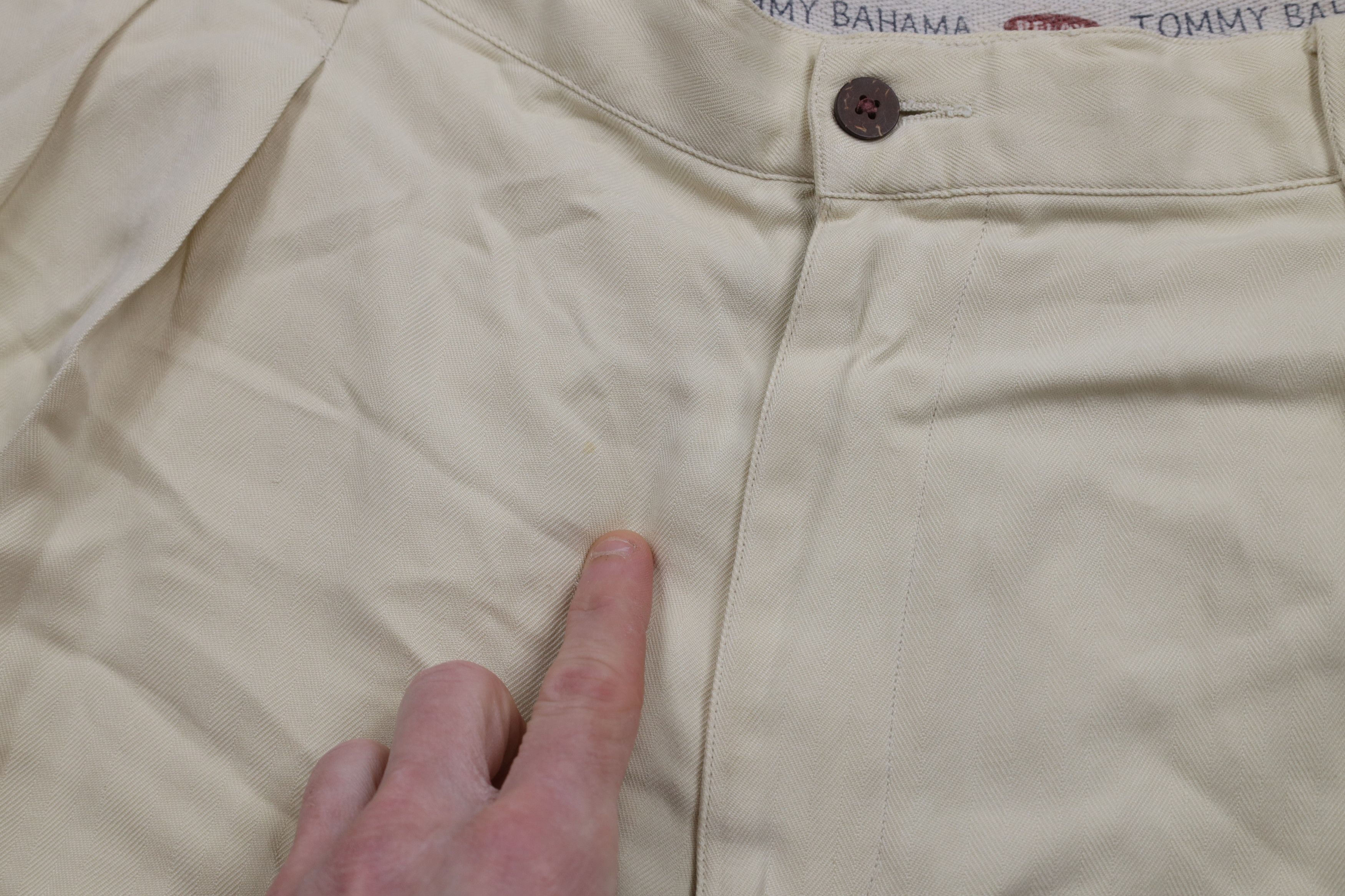 Tommy Bahama × Vintage Vintage 90s Tommy Bahama Pleated Chino Shorts Cream Size US 36 / EU 52 - 5 Thumbnail