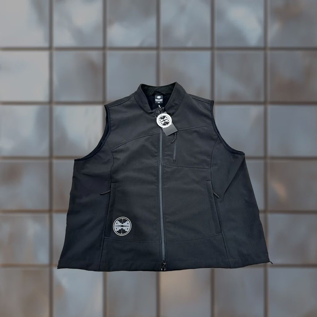 Vintage NWT Women's Girls with Guns Vest 2XL Black Jacket Vest Women's 2XL Black Zip Pockets Quick Dry Wind-Resistant Zippered Pockets Size XXL / US 16-18 / IT 52-54 - 1 Thumbnail